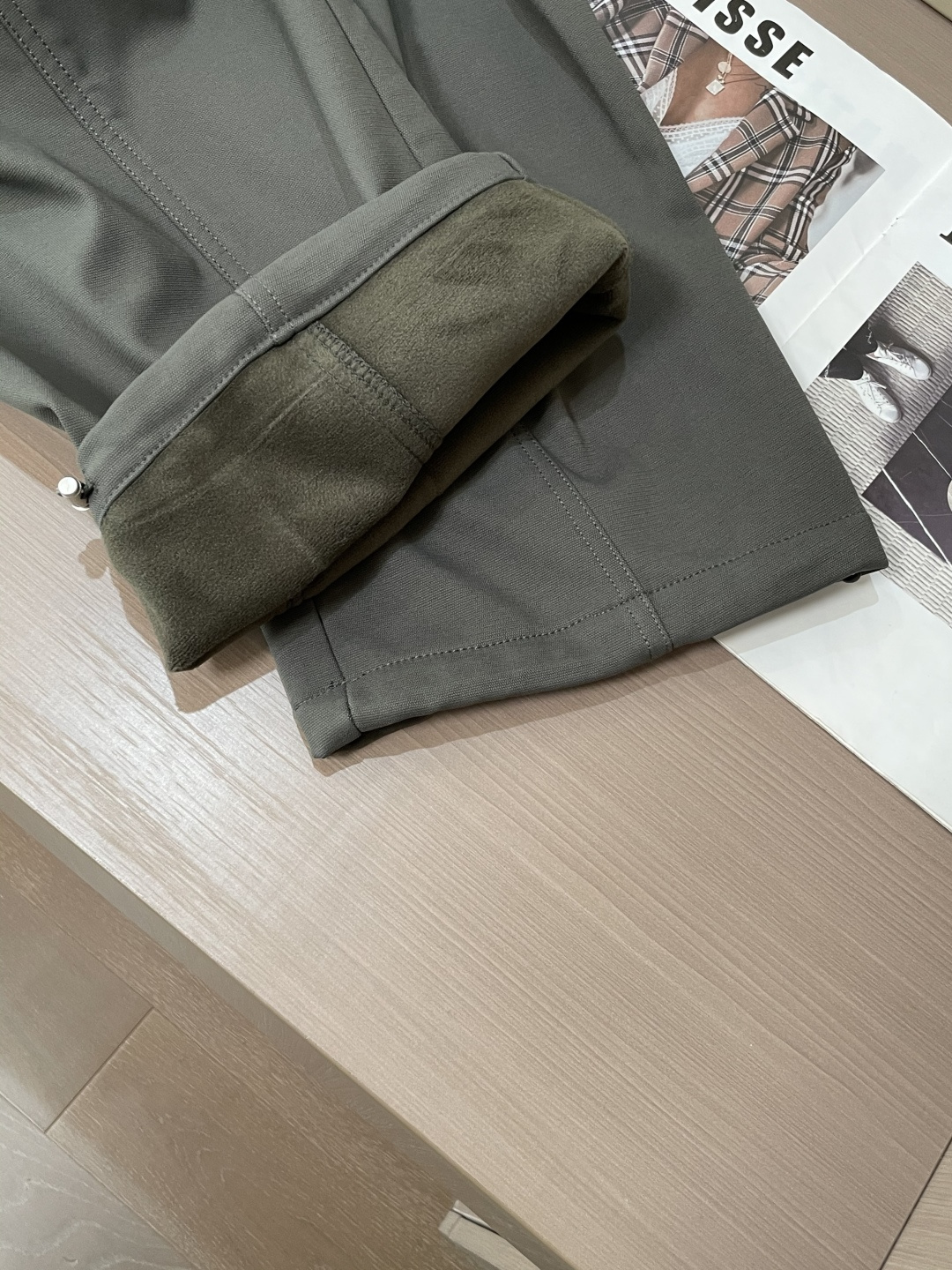 巴黎世家 2025秋冬最新系列男士加厚休闲裤！内里加绒，非常保暖，北方的宝子们赶紧备上！采用客供弹力柔棉