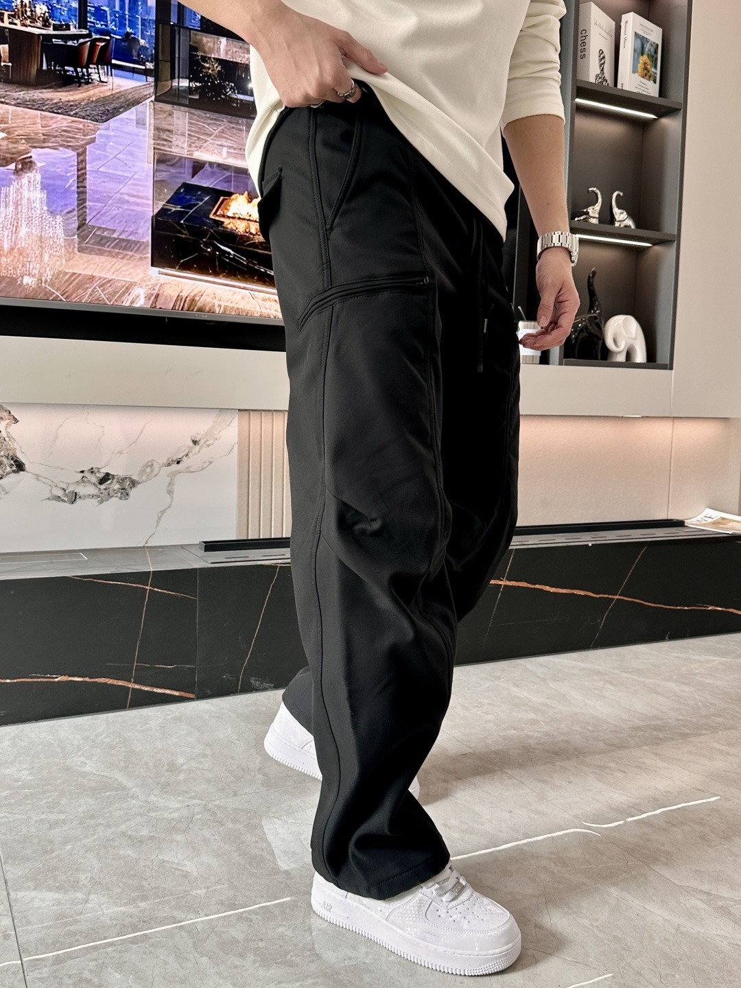 巴黎世家 2025秋冬最新系列男士加厚休闲裤！内里加绒，非常保暖，北方的宝子们赶紧备上！采用客供弹力柔棉