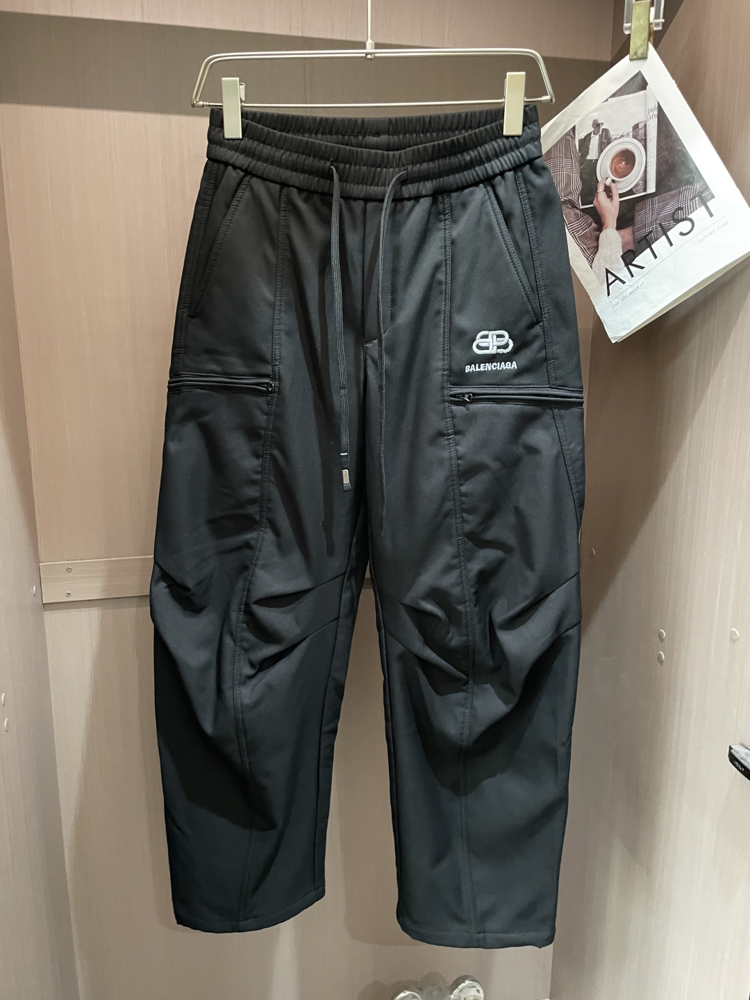 巴黎世家 2025秋冬最新系列男士加厚休闲裤！内里加绒，非常保暖，北方的宝子们赶紧备上！采用客供弹力柔棉