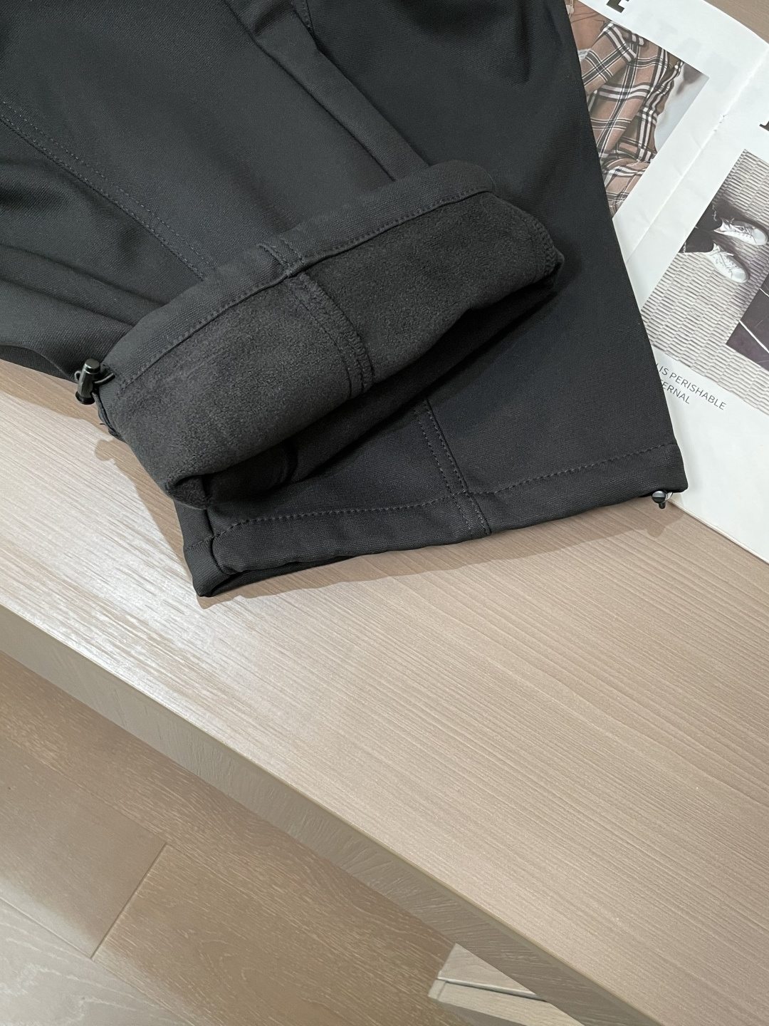 巴黎世家 2025秋冬最新系列男士加厚休闲裤！内里加绒，非常保暖，北方的宝子们赶紧备上！采用客供弹力柔棉