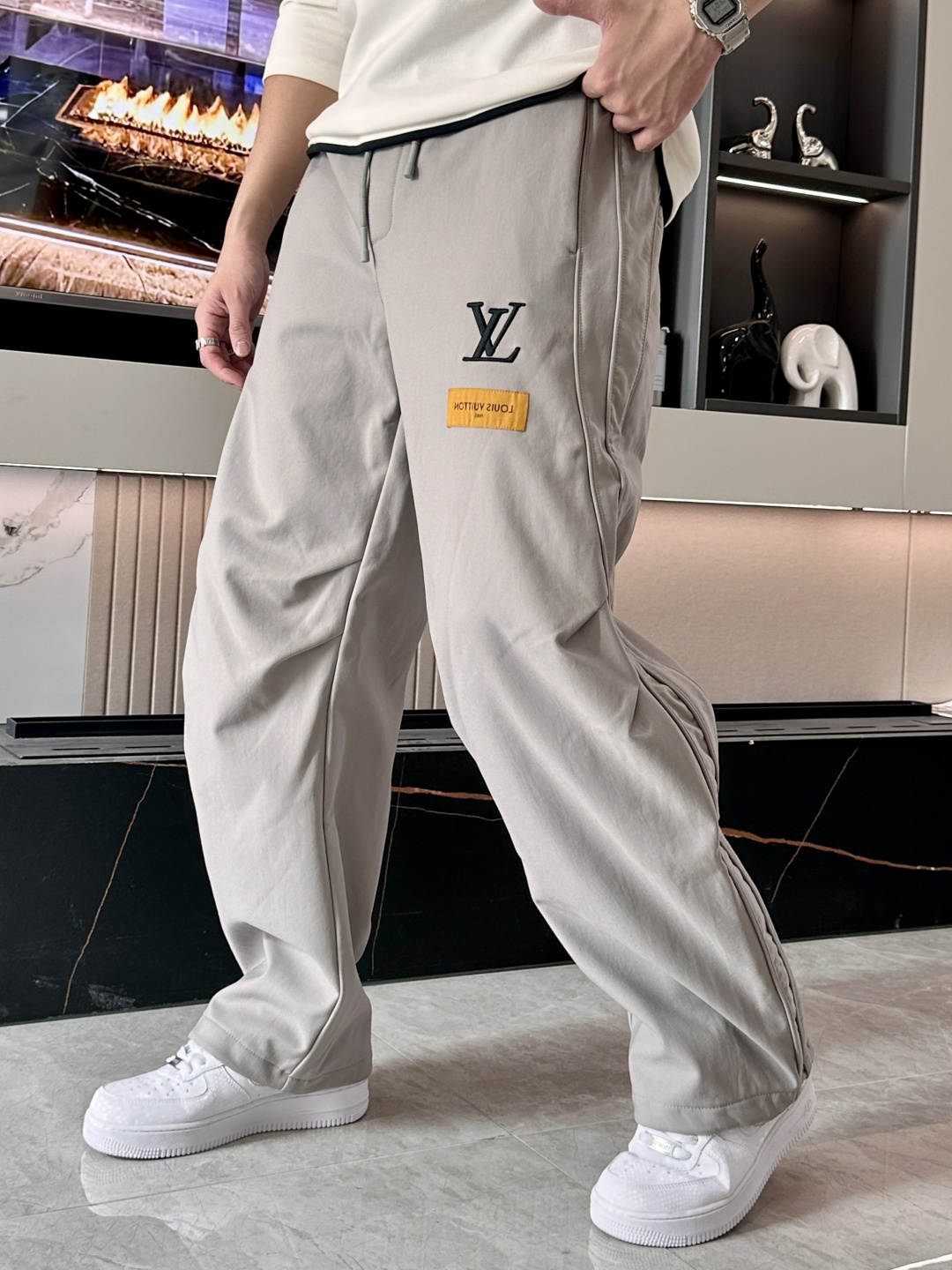 Lv 2025秋冬最新系列男士加厚休闲裤！内里加绒，非常保暖，北方的宝子们赶紧备上！采用客供弹力柔棉材质