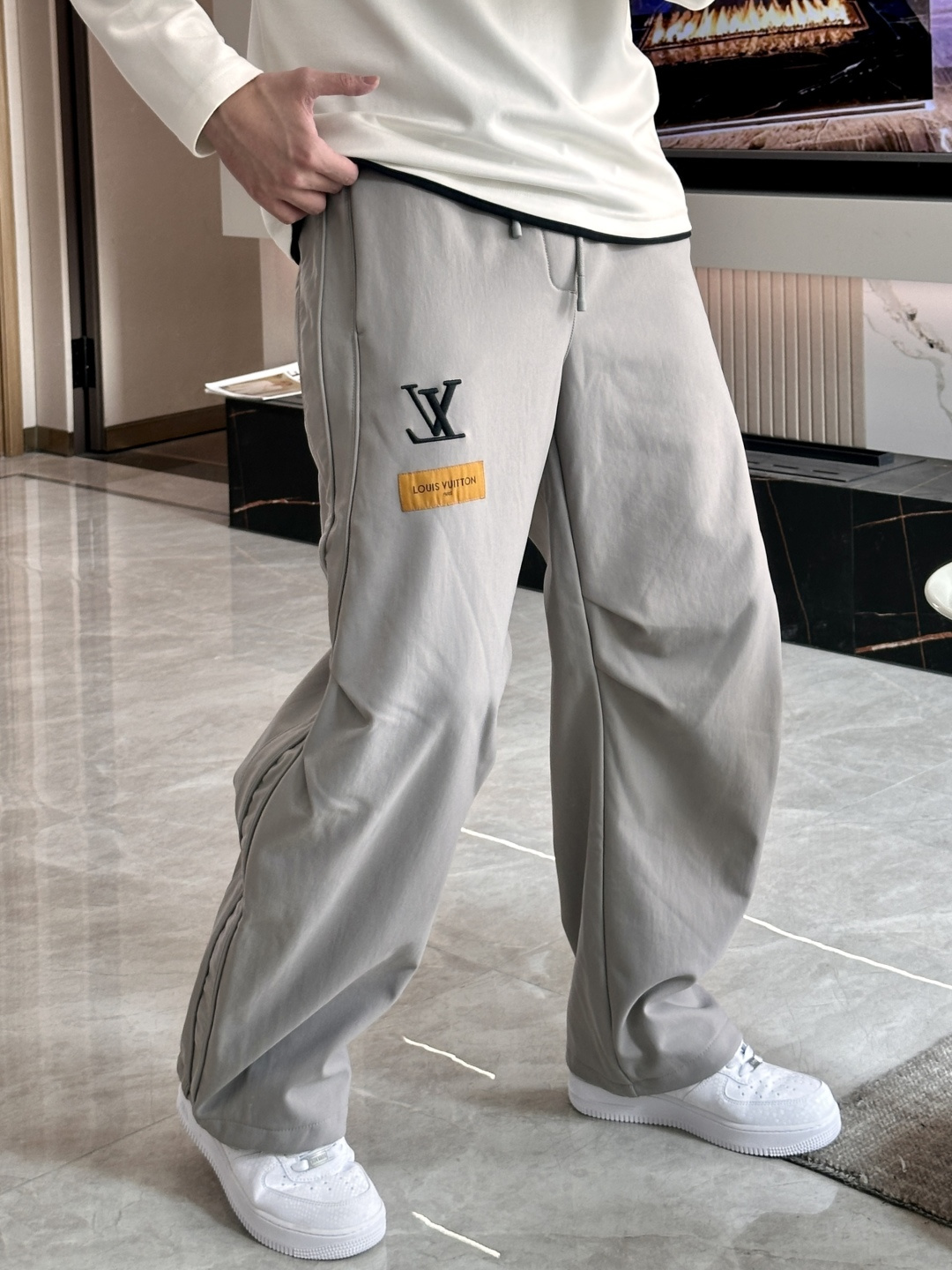 Lv 2025秋冬最新系列男士加厚休闲裤！内里加绒，非常保暖，北方的宝子们赶紧备上！采用客供弹力柔棉材质