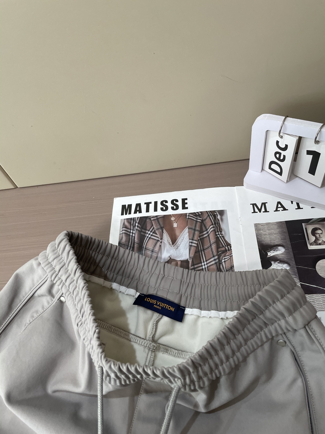 Lv 2025秋冬最新系列男士加厚休闲裤！内里加绒，非常保暖，北方的宝子们赶紧备上！采用客供弹力柔棉材质