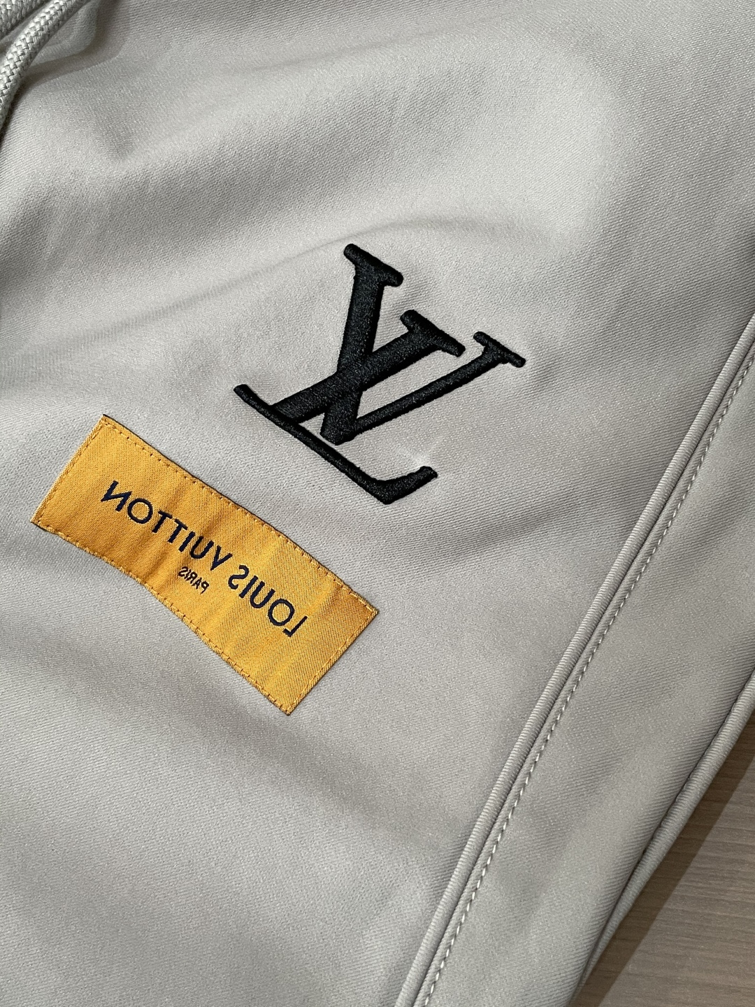 Lv 2025秋冬最新系列男士加厚休闲裤！内里加绒，非常保暖，北方的宝子们赶紧备上！采用客供弹力柔棉材质