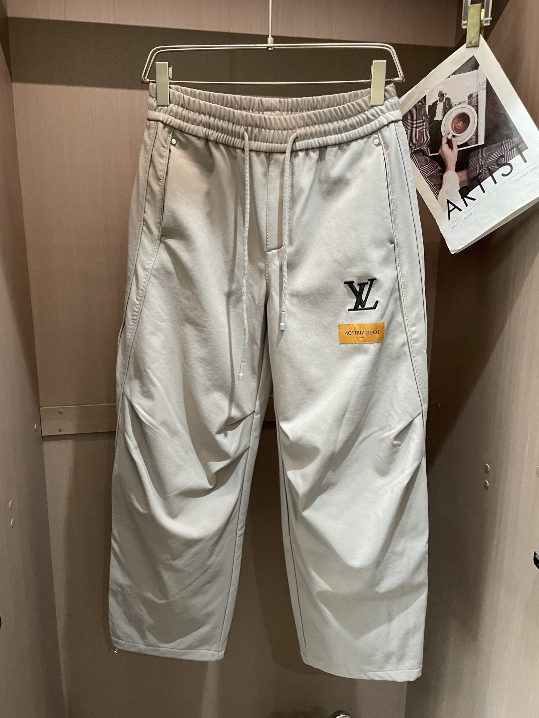 Lv 2025秋冬最新系列男士加厚休闲裤！内里加绒，非常保暖，北方的宝子们赶紧备上！采用客供弹力柔棉材质