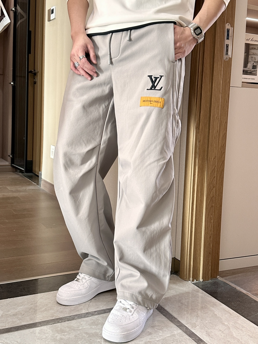 Lv 2025秋冬最新系列男士加厚休闲裤！内里加绒，非常保暖，北方的宝子们赶紧备上！采用客供弹力柔棉材质