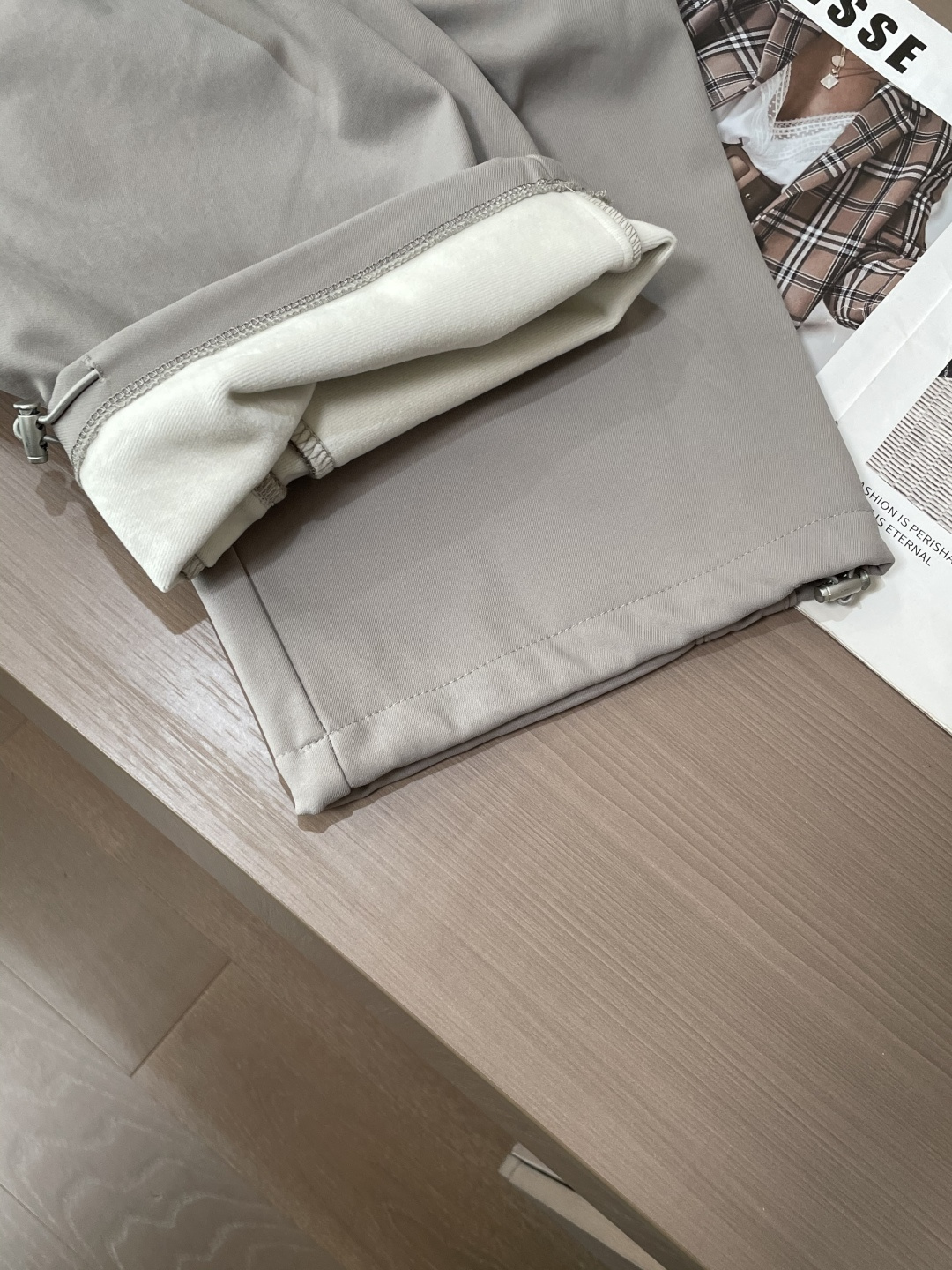 Lv 2025秋冬最新系列男士加厚休闲裤！内里加绒，非常保暖，北方的宝子们赶紧备上！采用客供弹力柔棉材质