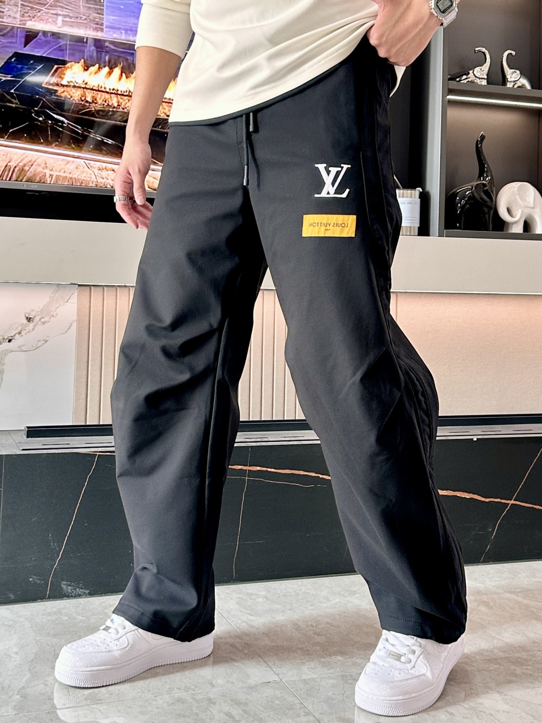 Lv 2025秋冬最新系列男士加厚休闲裤！内里加绒，非常保暖，北方的宝子们赶紧备上！采用客供弹力柔棉材质