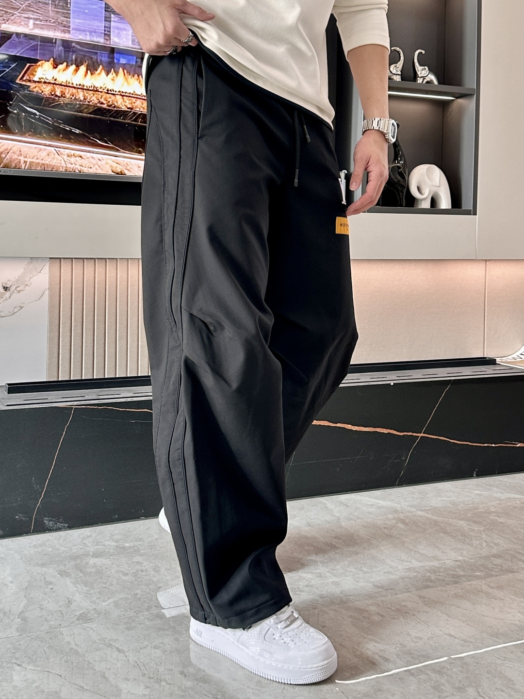 Lv 2025秋冬最新系列男士加厚休闲裤！内里加绒，非常保暖，北方的宝子们赶紧备上！采用客供弹力柔棉材质