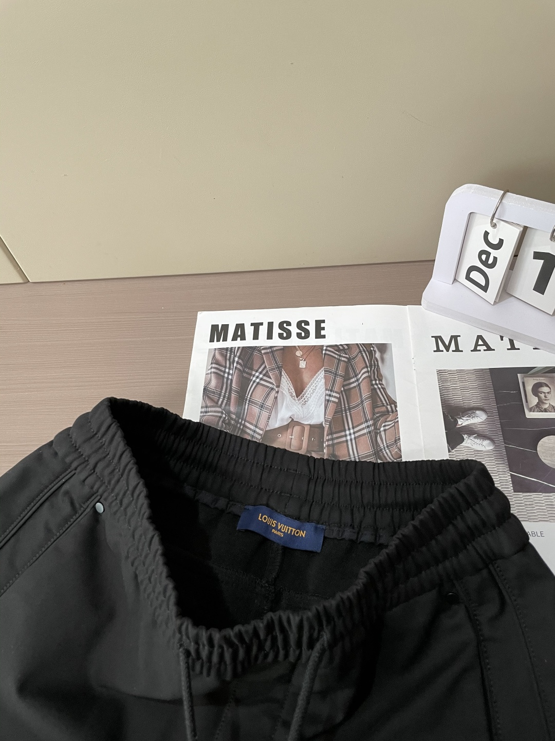 Lv 2025秋冬最新系列男士加厚休闲裤！内里加绒，非常保暖，北方的宝子们赶紧备上！采用客供弹力柔棉材质