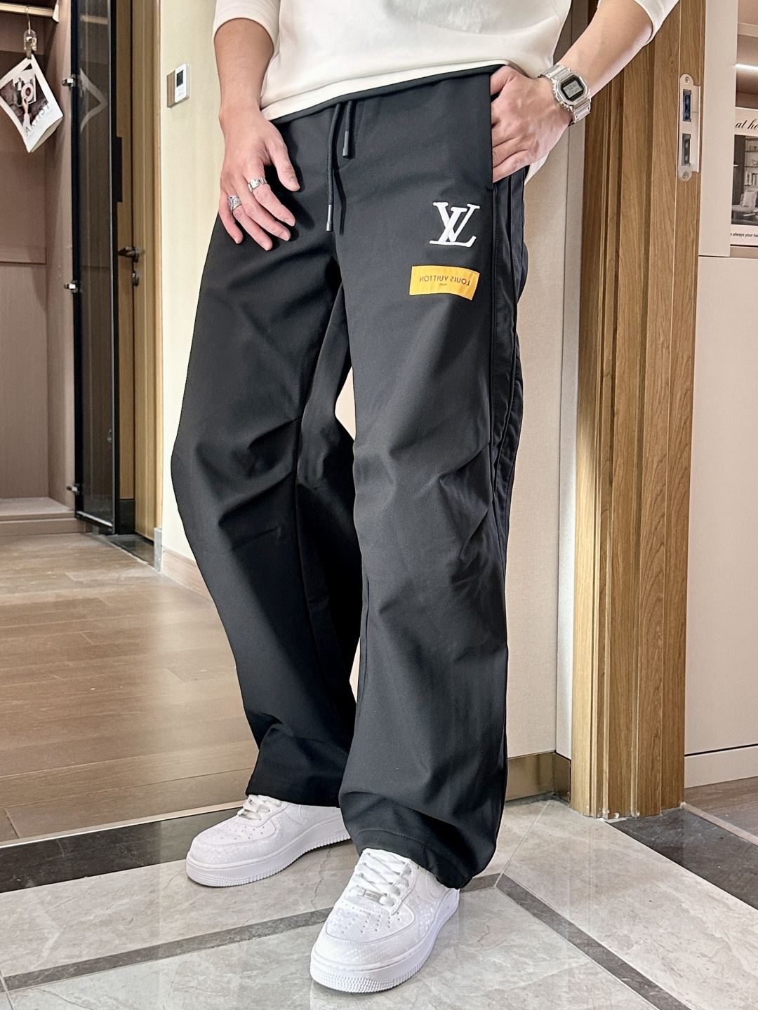 Lv 2025秋冬最新系列男士加厚休闲裤！内里加绒，非常保暖，北方的宝子们赶紧备上！采用客供弹力柔棉材质