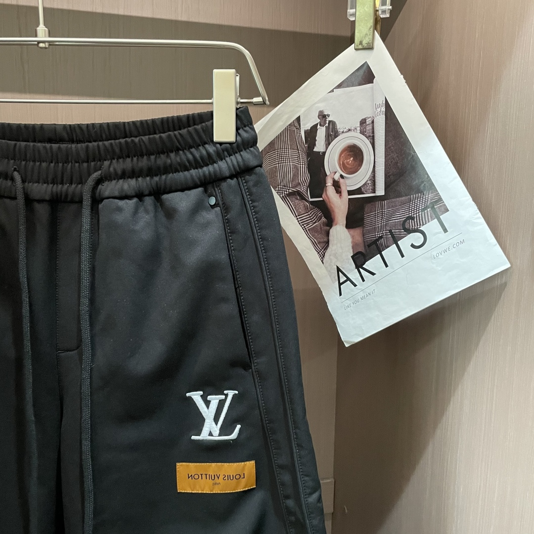 Lv 2025秋冬最新系列男士加厚休闲裤！内里加绒，非常保暖，北方的宝子们赶紧备上！采用客供弹力柔棉材质