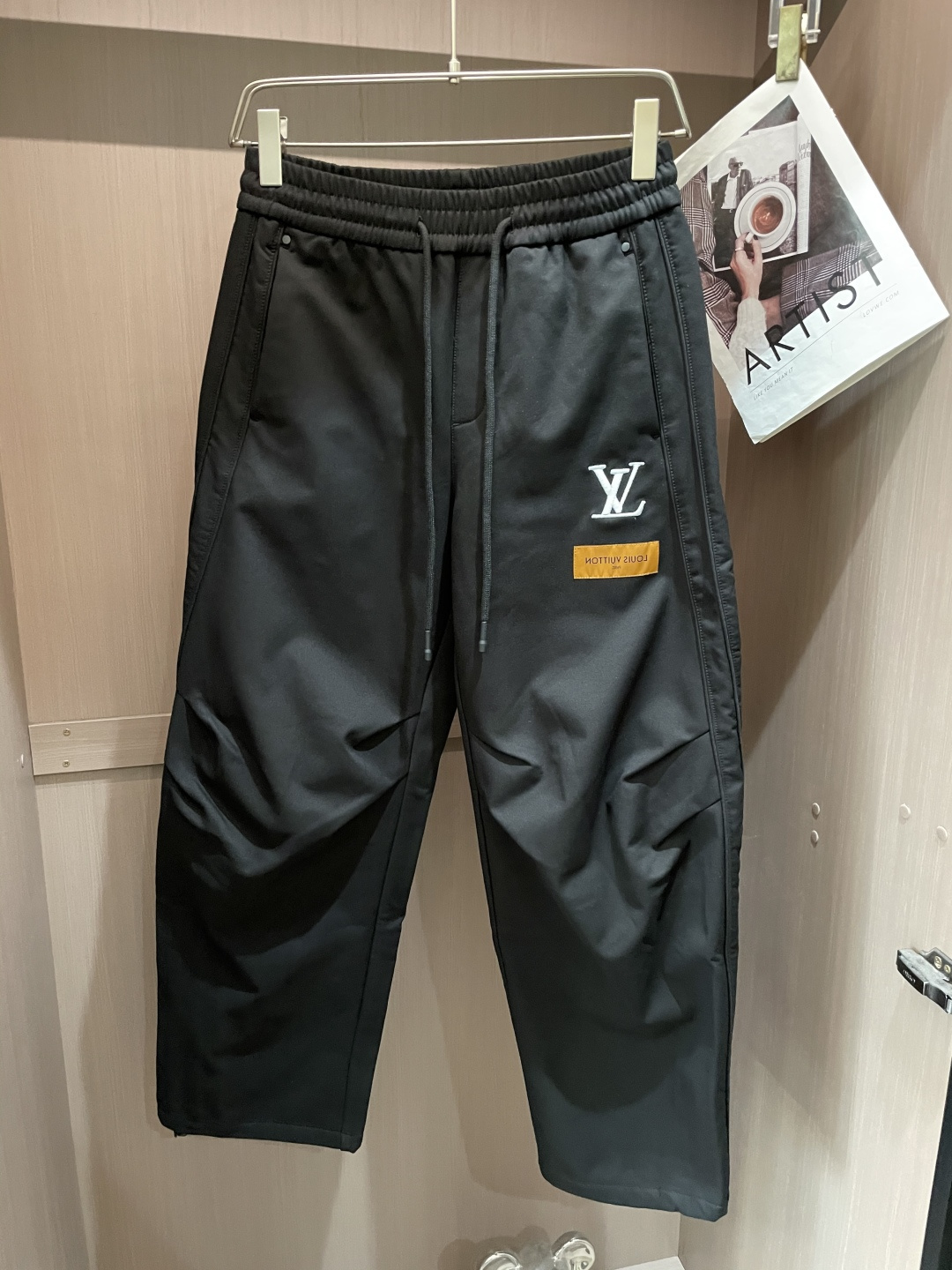 Lv 2025秋冬最新系列男士加厚休闲裤！内里加绒，非常保暖，北方的宝子们赶紧备上！采用客供弹力柔棉材质