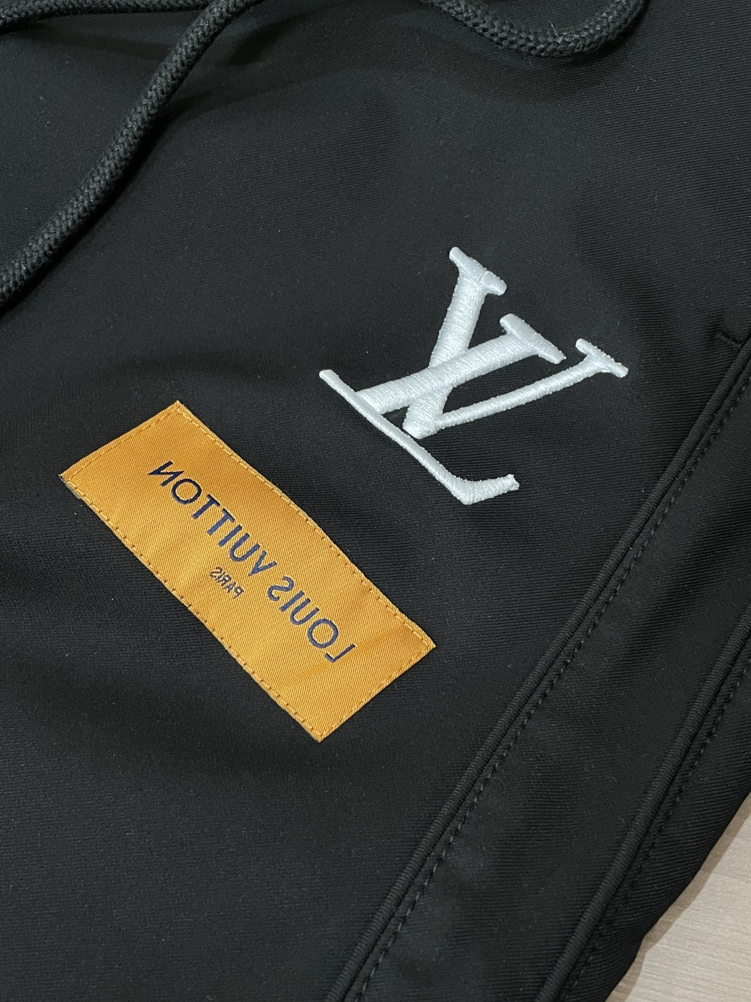 Lv 2025秋冬最新系列男士加厚休闲裤！内里加绒，非常保暖，北方的宝子们赶紧备上！采用客供弹力柔棉材质