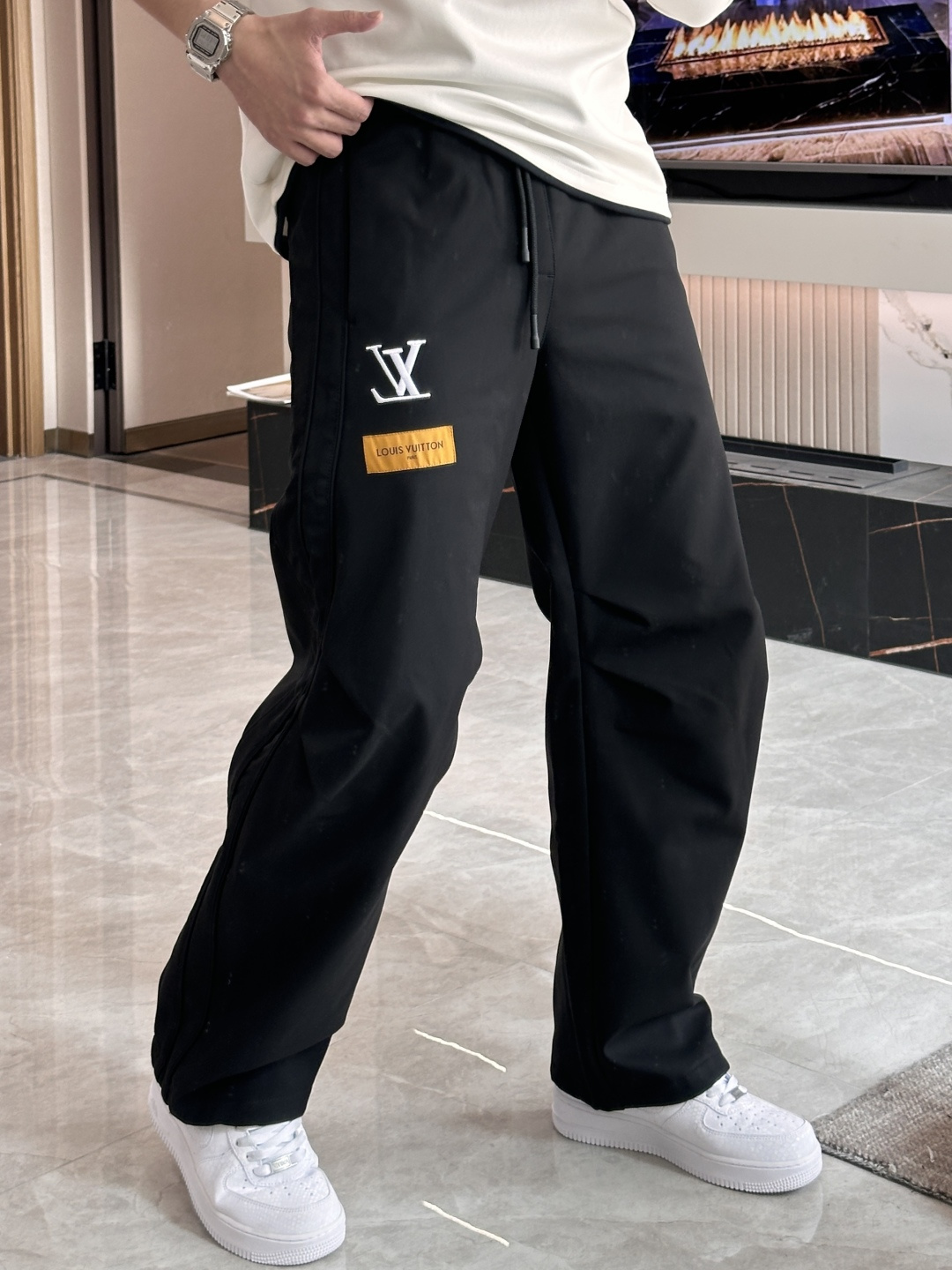 Lv 2025秋冬最新系列男士加厚休闲裤！内里加绒，非常保暖，北方的宝子们赶紧备上！采用客供弹力柔棉材质