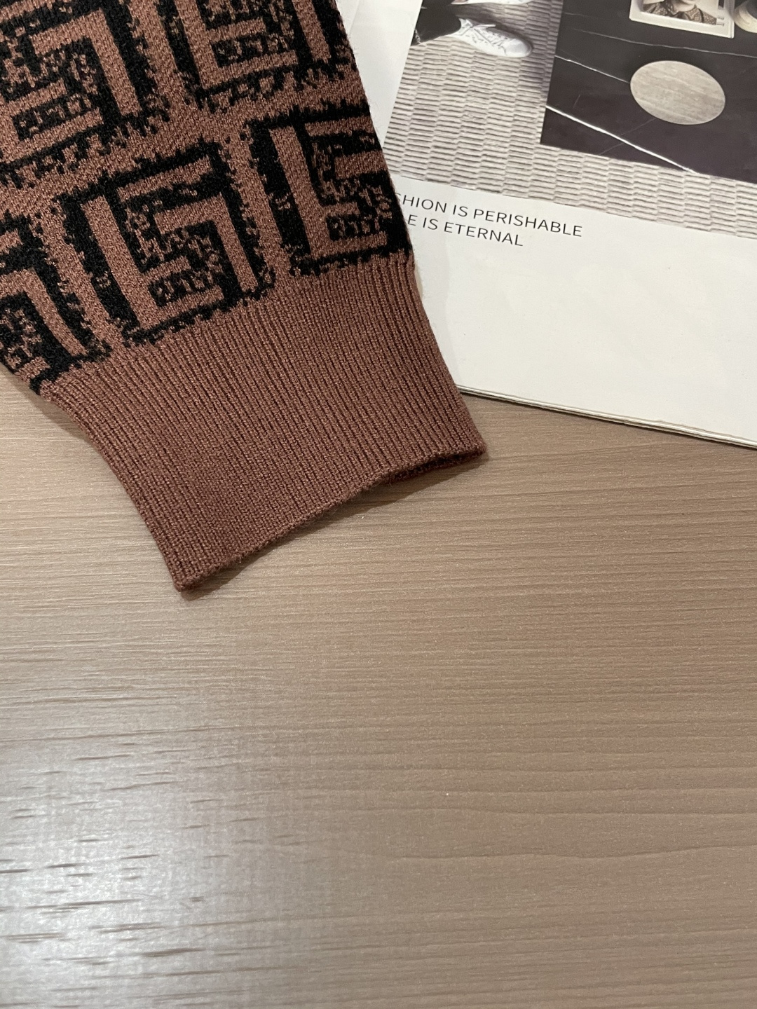 FD 重磅推荐！2025aw秋冬新款 专柜同步 时尚经典基础款针织衫 秋冬必备款 采用针织衫加厚毛衣，精