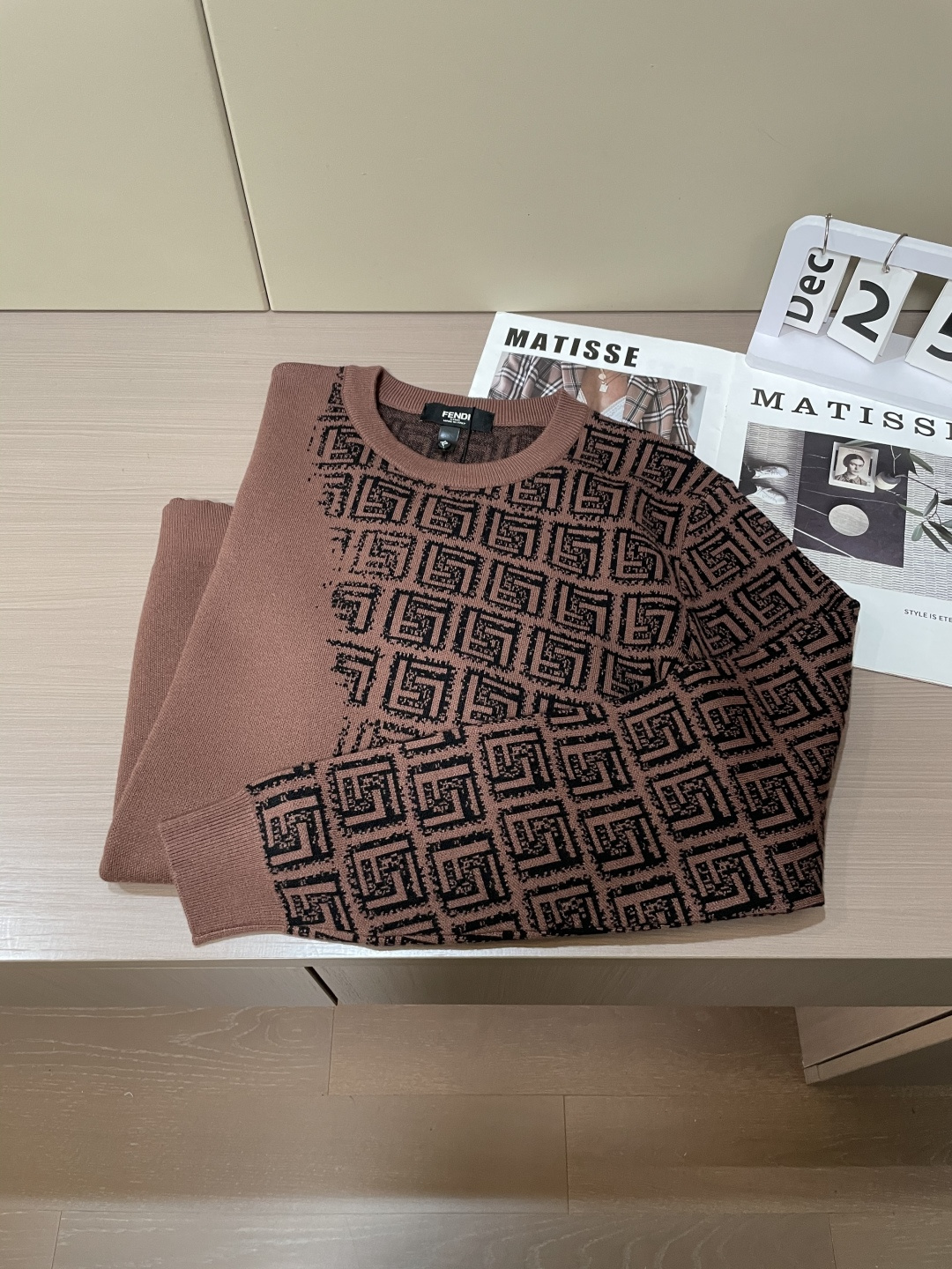 FD 重磅推荐！2025aw秋冬新款 专柜同步 时尚经典基础款针织衫 秋冬必备款 采用针织衫加厚毛衣，精