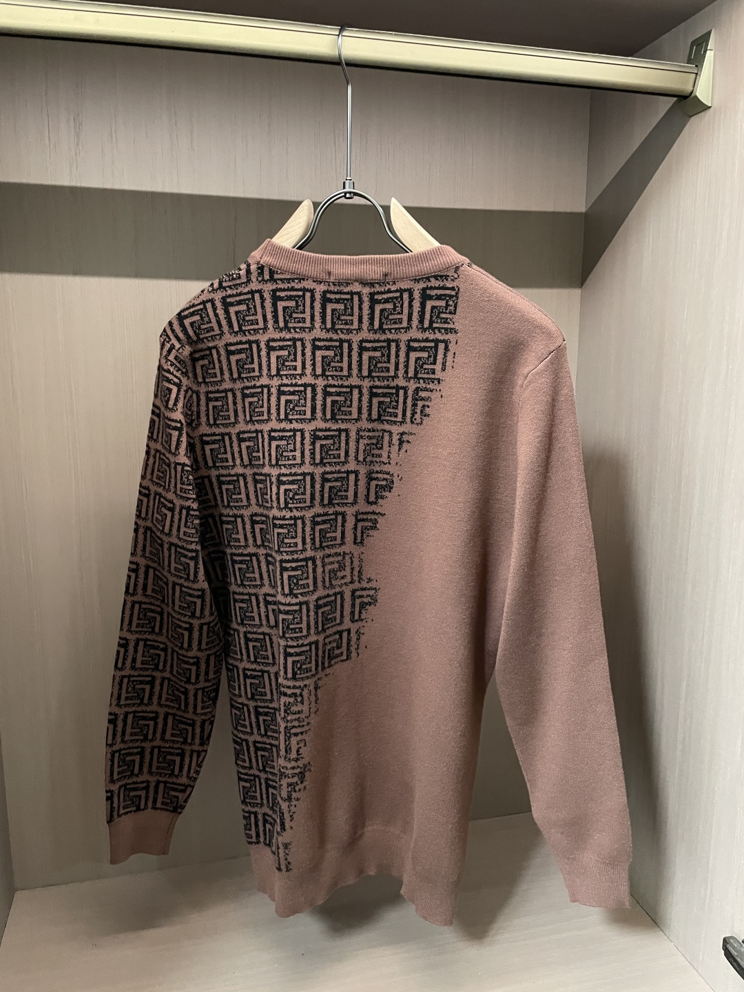 FD 重磅推荐！2025aw秋冬新款 专柜同步 时尚经典基础款针织衫 秋冬必备款 采用针织衫加厚毛衣，精