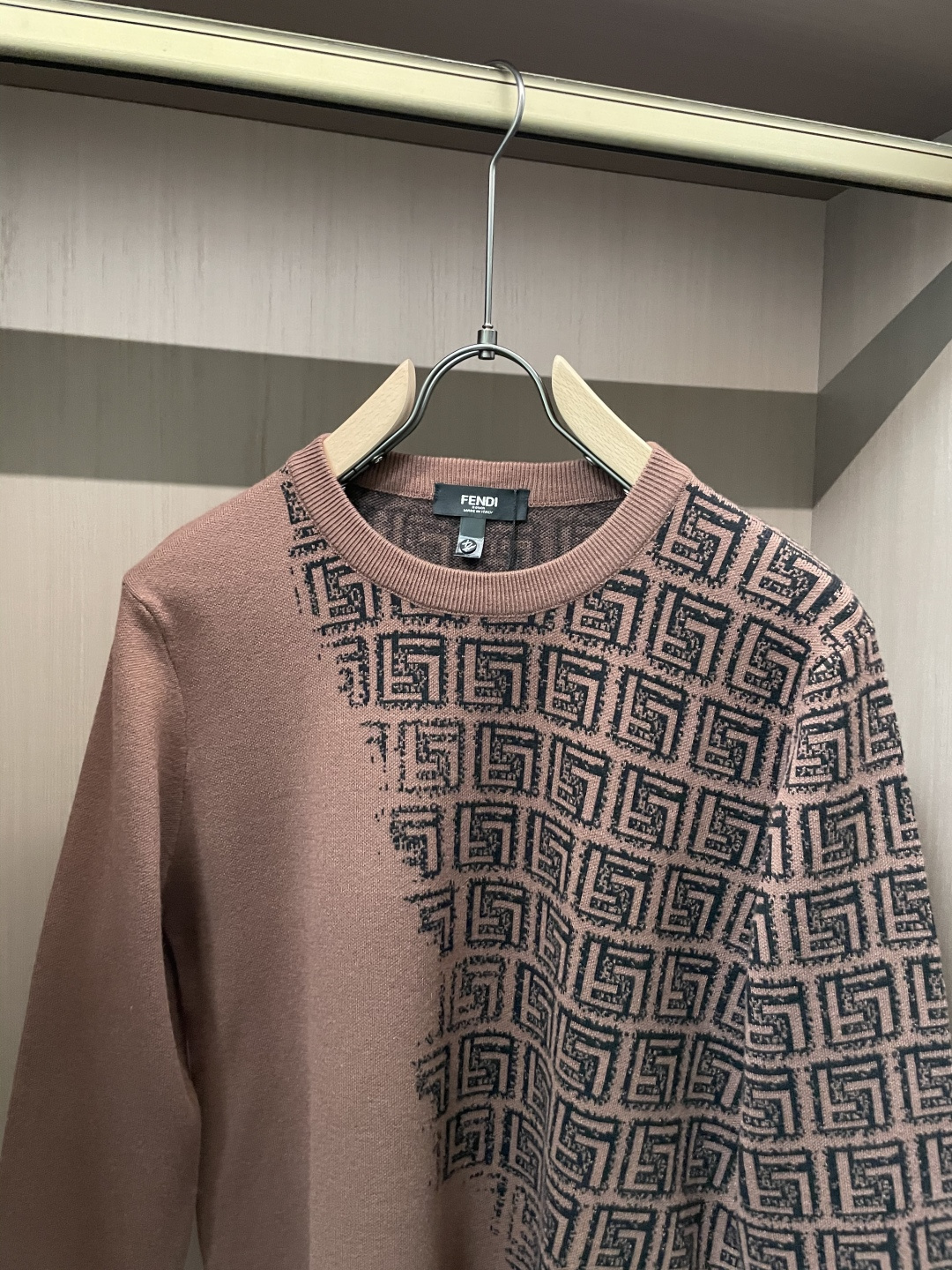 FD 重磅推荐！2025aw秋冬新款 专柜同步 时尚经典基础款针织衫 秋冬必备款 采用针织衫加厚毛衣，精