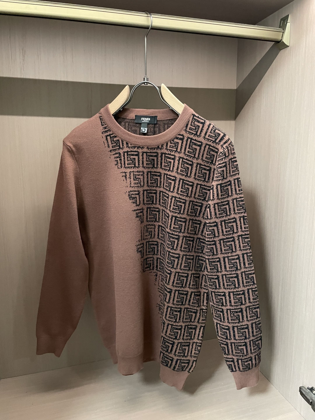 FD 重磅推荐！2025aw秋冬新款 专柜同步 时尚经典基础款针织衫 秋冬必备款 采用针织衫加厚毛衣，精