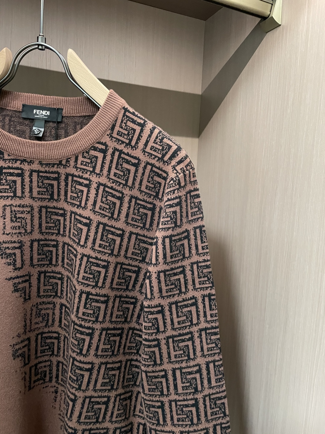 FD 重磅推荐！2025aw秋冬新款 专柜同步 时尚经典基础款针织衫 秋冬必备款 采用针织衫加厚毛衣，精