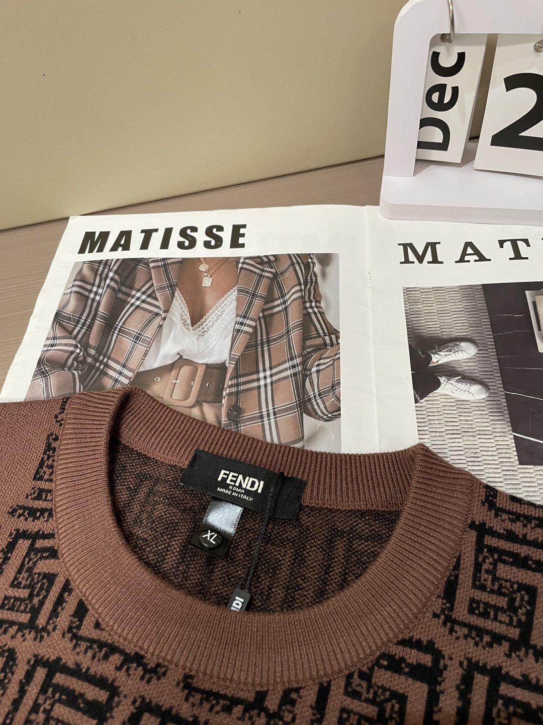 FD 重磅推荐！2025aw秋冬新款 专柜同步 时尚经典基础款针织衫 秋冬必备款 采用针织衫加厚毛衣，精