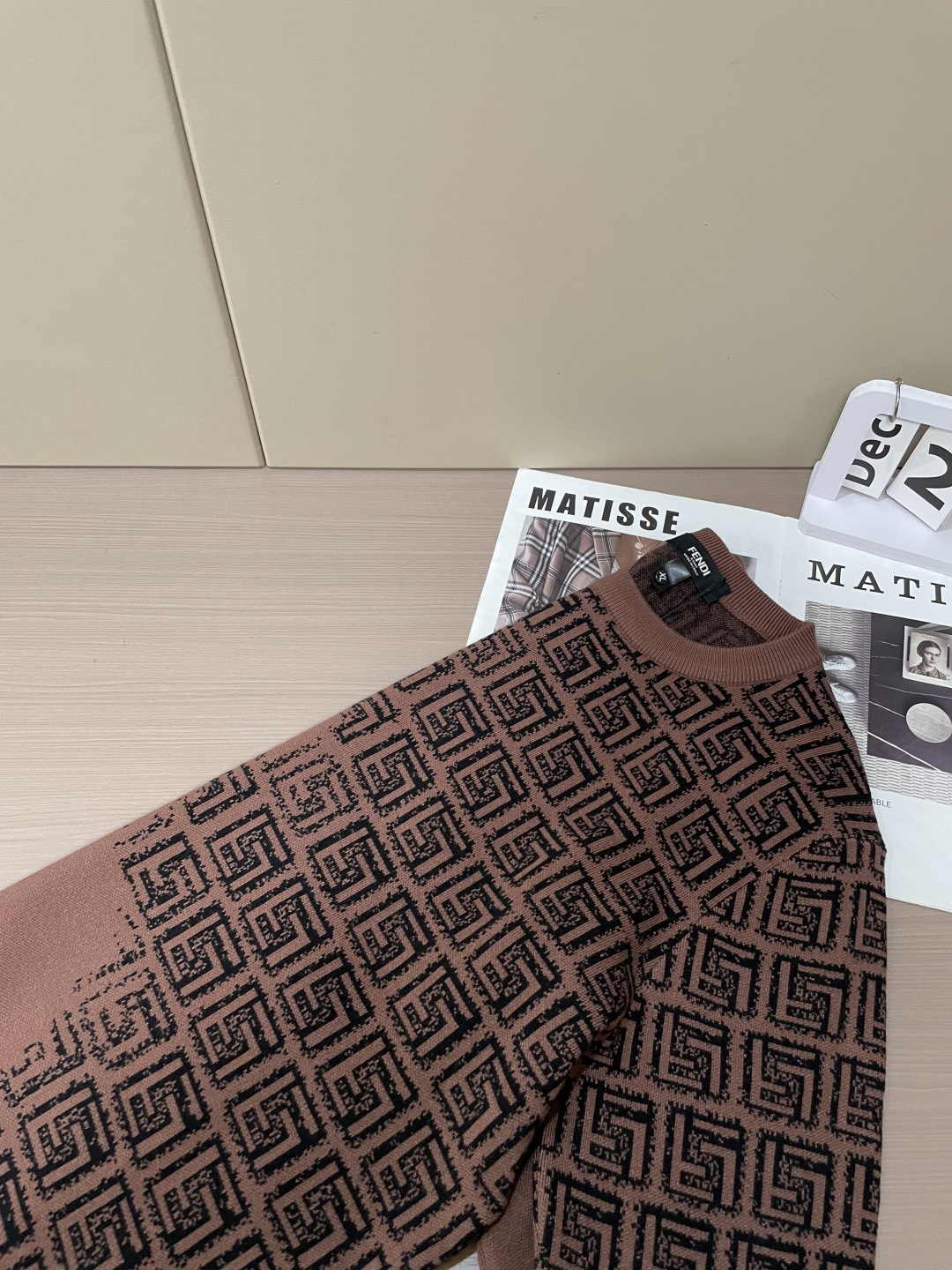 FD 重磅推荐！2025aw秋冬新款 专柜同步 时尚经典基础款针织衫 秋冬必备款 采用针织衫加厚毛衣，精