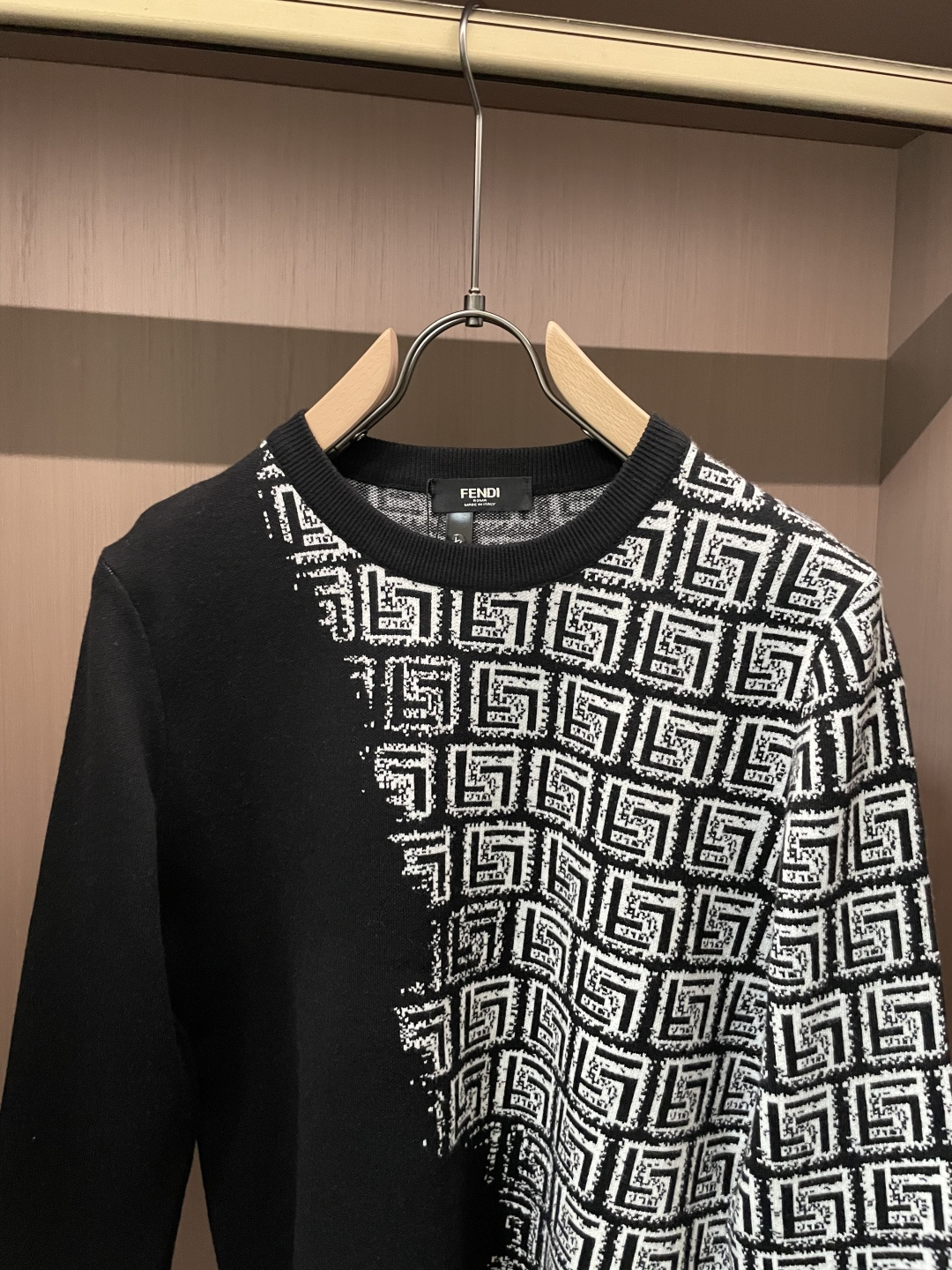 FD 重磅推荐！2025aw秋冬新款 专柜同步 时尚经典基础款针织衫 秋冬必备款 采用针织衫加厚毛衣，精