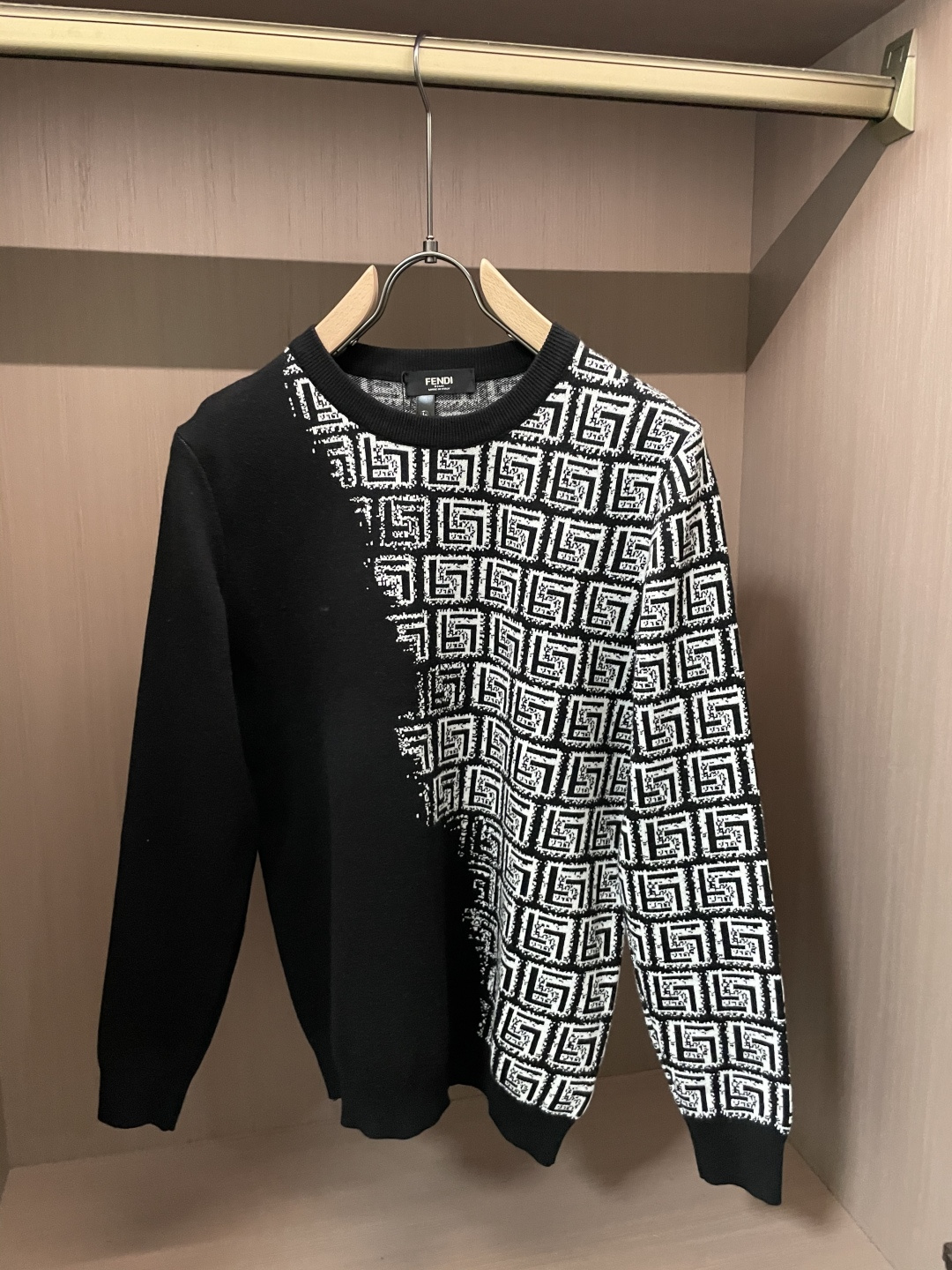 FD 重磅推荐！2025aw秋冬新款 专柜同步 时尚经典基础款针织衫 秋冬必备款 采用针织衫加厚毛衣，精