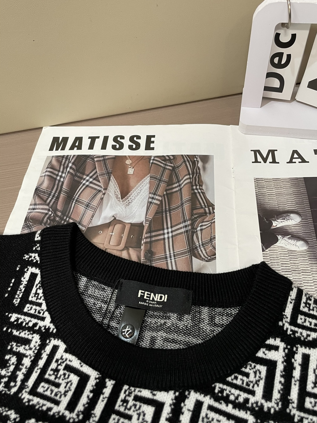 FD 重磅推荐！2025aw秋冬新款 专柜同步 时尚经典基础款针织衫 秋冬必备款 采用针织衫加厚毛衣，精