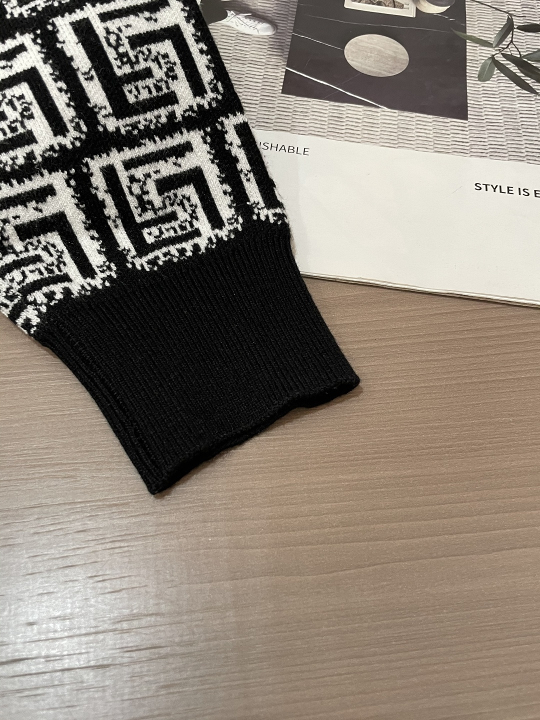 FD 重磅推荐！2025aw秋冬新款 专柜同步 时尚经典基础款针织衫 秋冬必备款 采用针织衫加厚毛衣，精