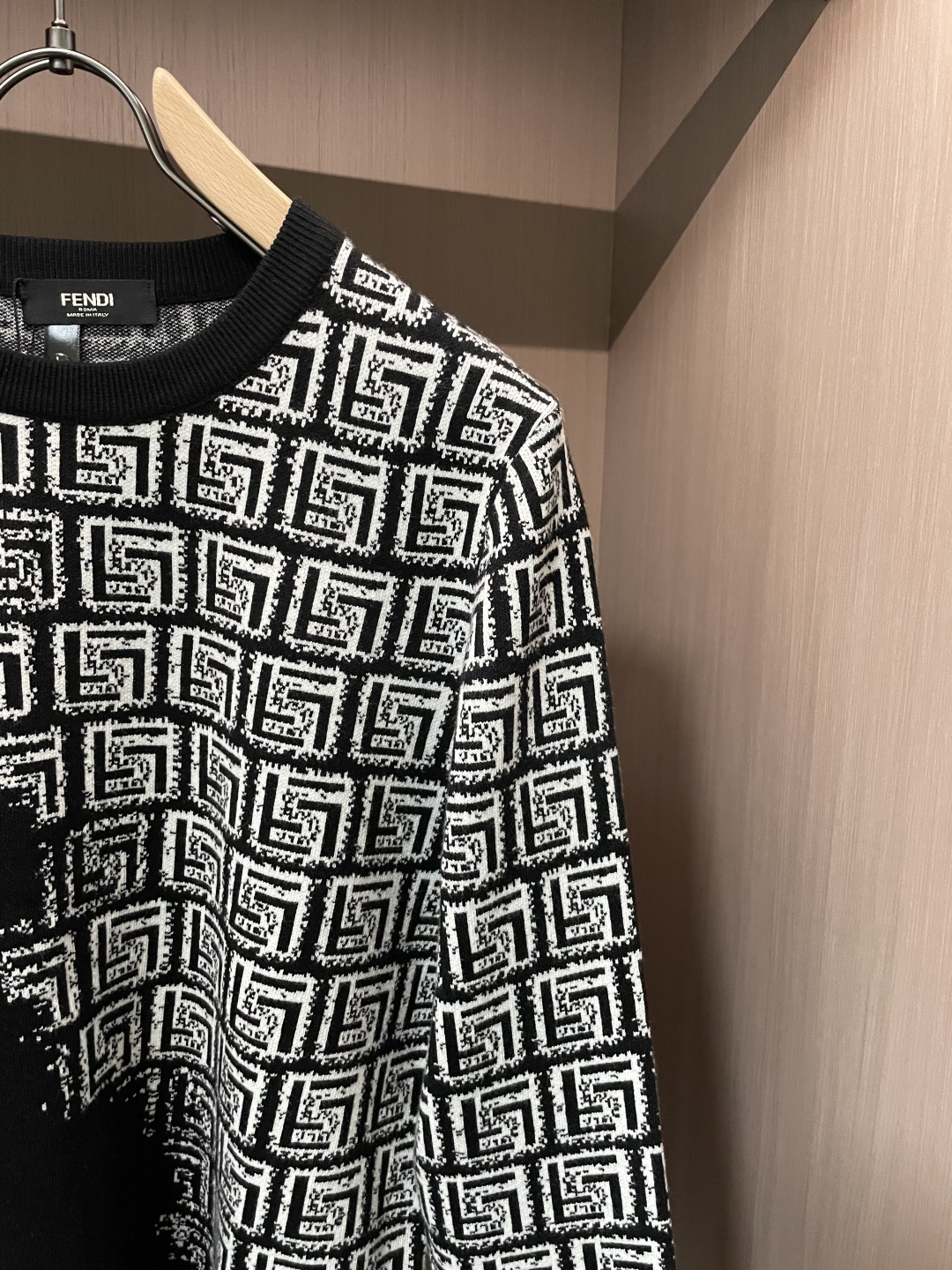 FD 重磅推荐！2025aw秋冬新款 专柜同步 时尚经典基础款针织衫 秋冬必备款 采用针织衫加厚毛衣，精