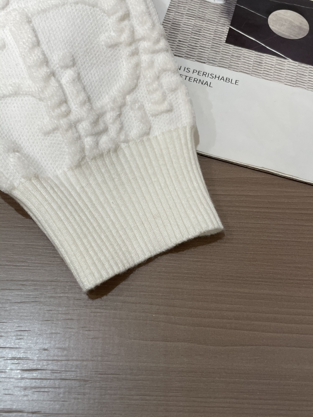 Dior 重磅推荐！2025aw秋冬新款 专柜同步 时尚经典基础款针织衫 秋冬必备款 采用针织衫加厚毛衣