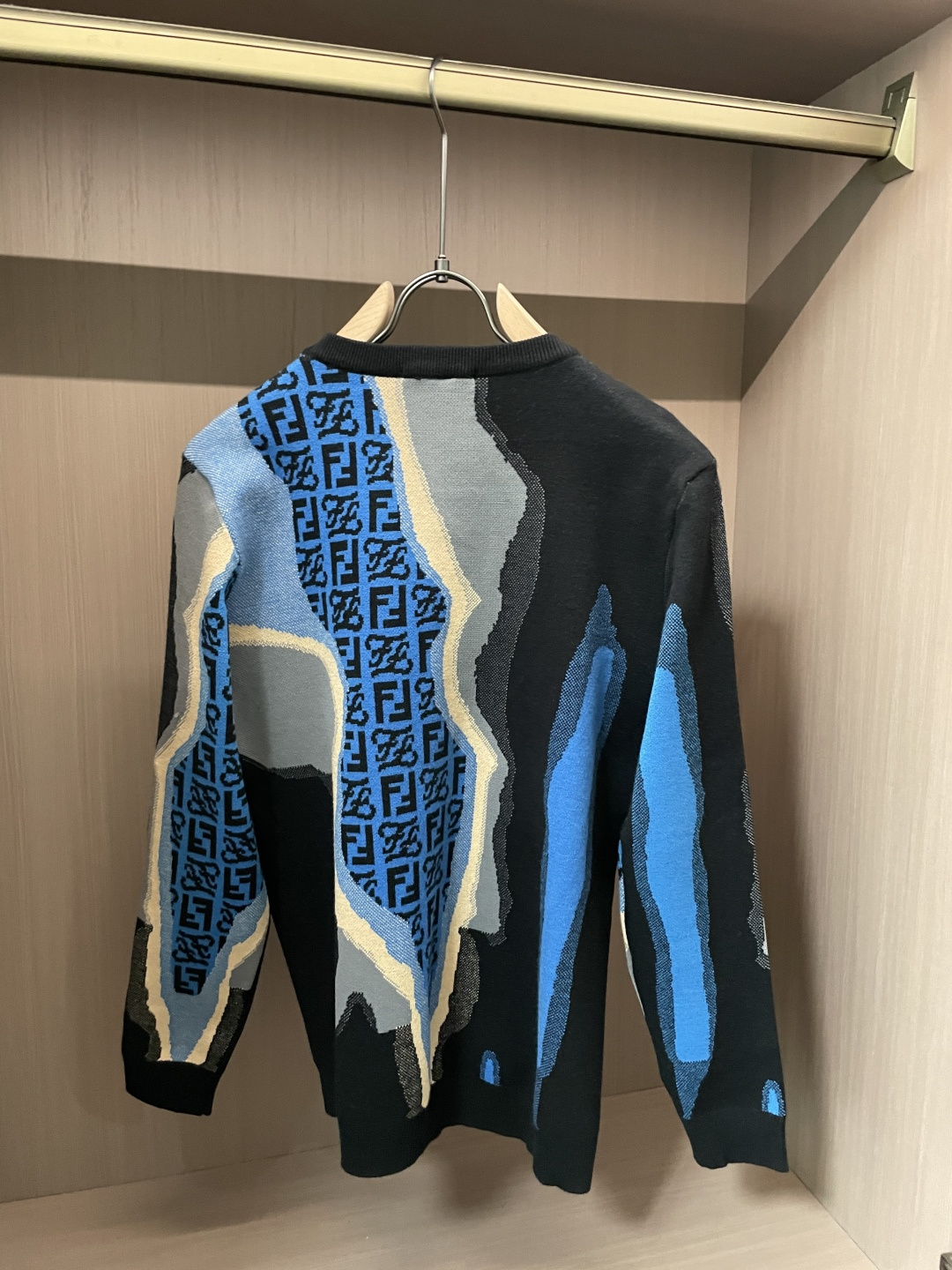 FD 重磅推荐！2025aw秋冬新款 专柜同步 时尚经典基础款针织衫 秋冬必备款 采用针织衫加厚毛衣，精