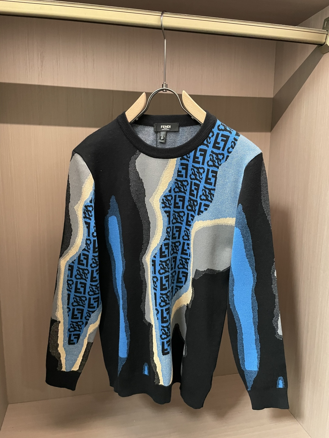 FD 重磅推荐！2025aw秋冬新款 专柜同步 时尚经典基础款针织衫 秋冬必备款 采用针织衫加厚毛衣，精