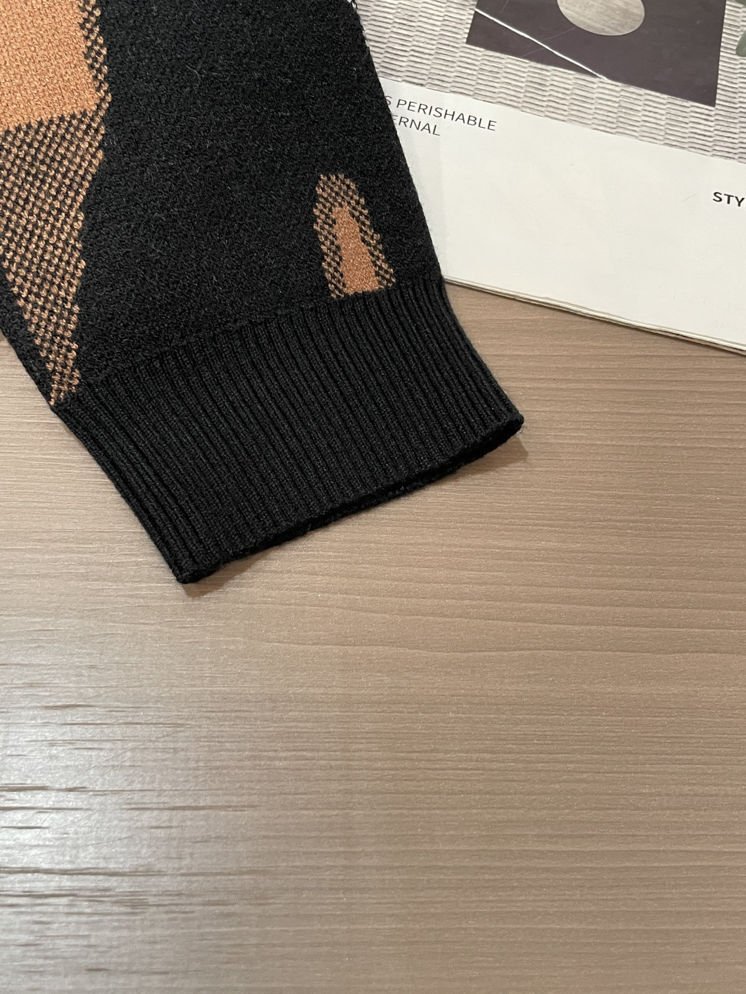 FD 重磅推荐！2025aw秋冬新款 专柜同步 时尚经典基础款针织衫 秋冬必备款 采用针织衫加厚毛衣，精