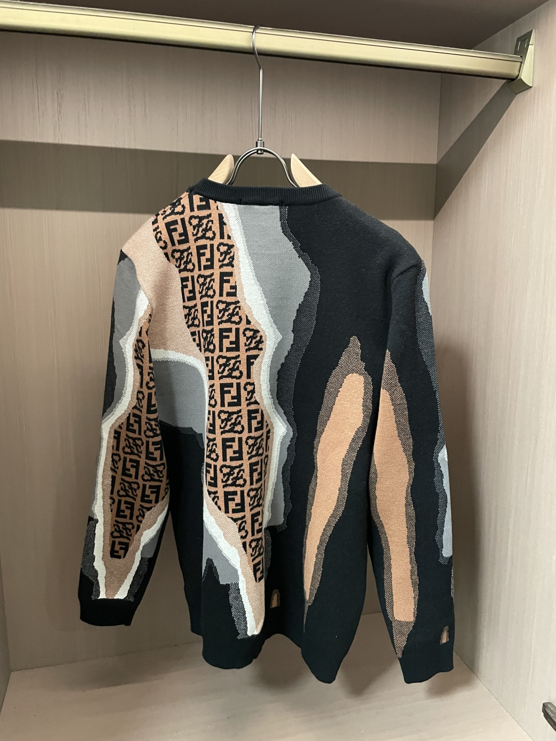 FD 重磅推荐！2025aw秋冬新款 专柜同步 时尚经典基础款针织衫 秋冬必备款 采用针织衫加厚毛衣，精