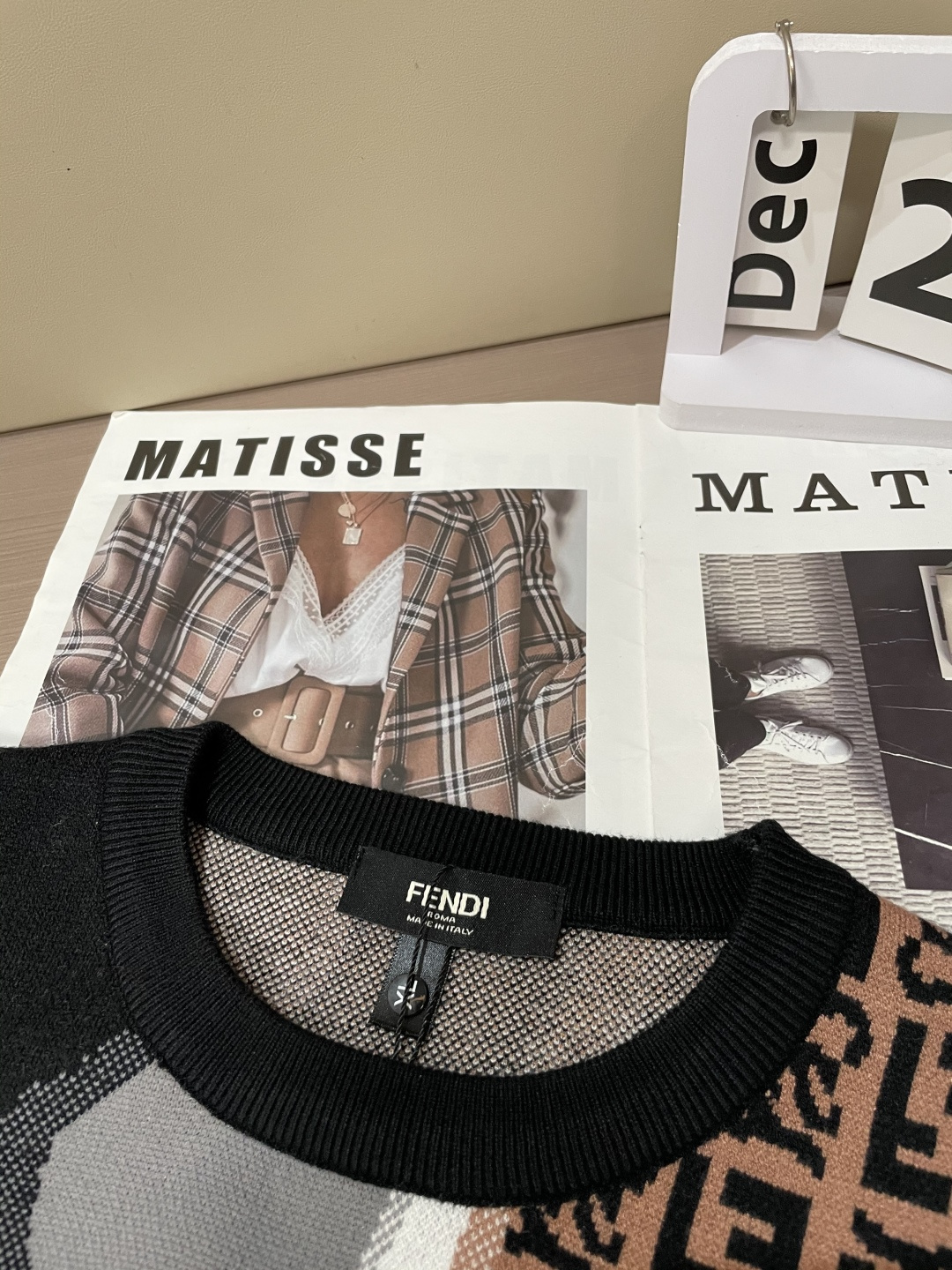 FD 重磅推荐！2025aw秋冬新款 专柜同步 时尚经典基础款针织衫 秋冬必备款 采用针织衫加厚毛衣，精