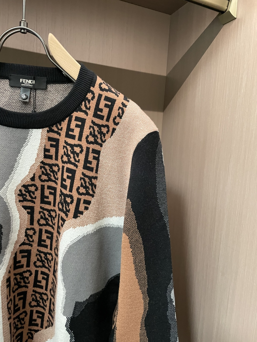 FD 重磅推荐！2025aw秋冬新款 专柜同步 时尚经典基础款针织衫 秋冬必备款 采用针织衫加厚毛衣，精