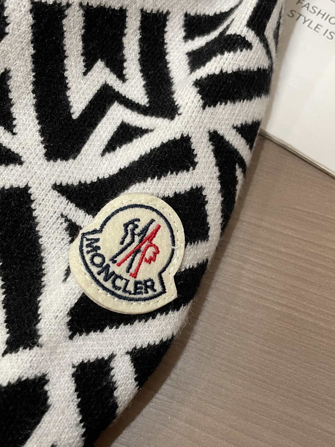 蒙口 重磅推荐！2025aw秋冬新款 专柜同步 时尚经典基础款针织衫 秋冬必备款 采用针织衫加厚毛衣，精