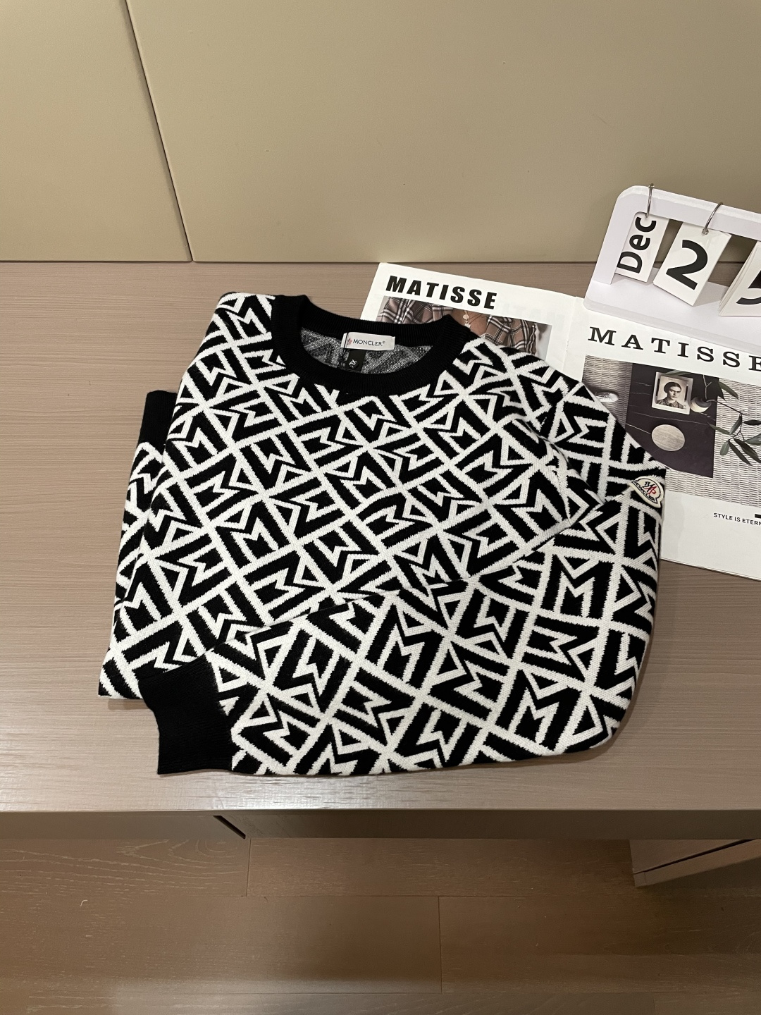 蒙口 重磅推荐！2025aw秋冬新款 专柜同步 时尚经典基础款针织衫 秋冬必备款 采用针织衫加厚毛衣，精