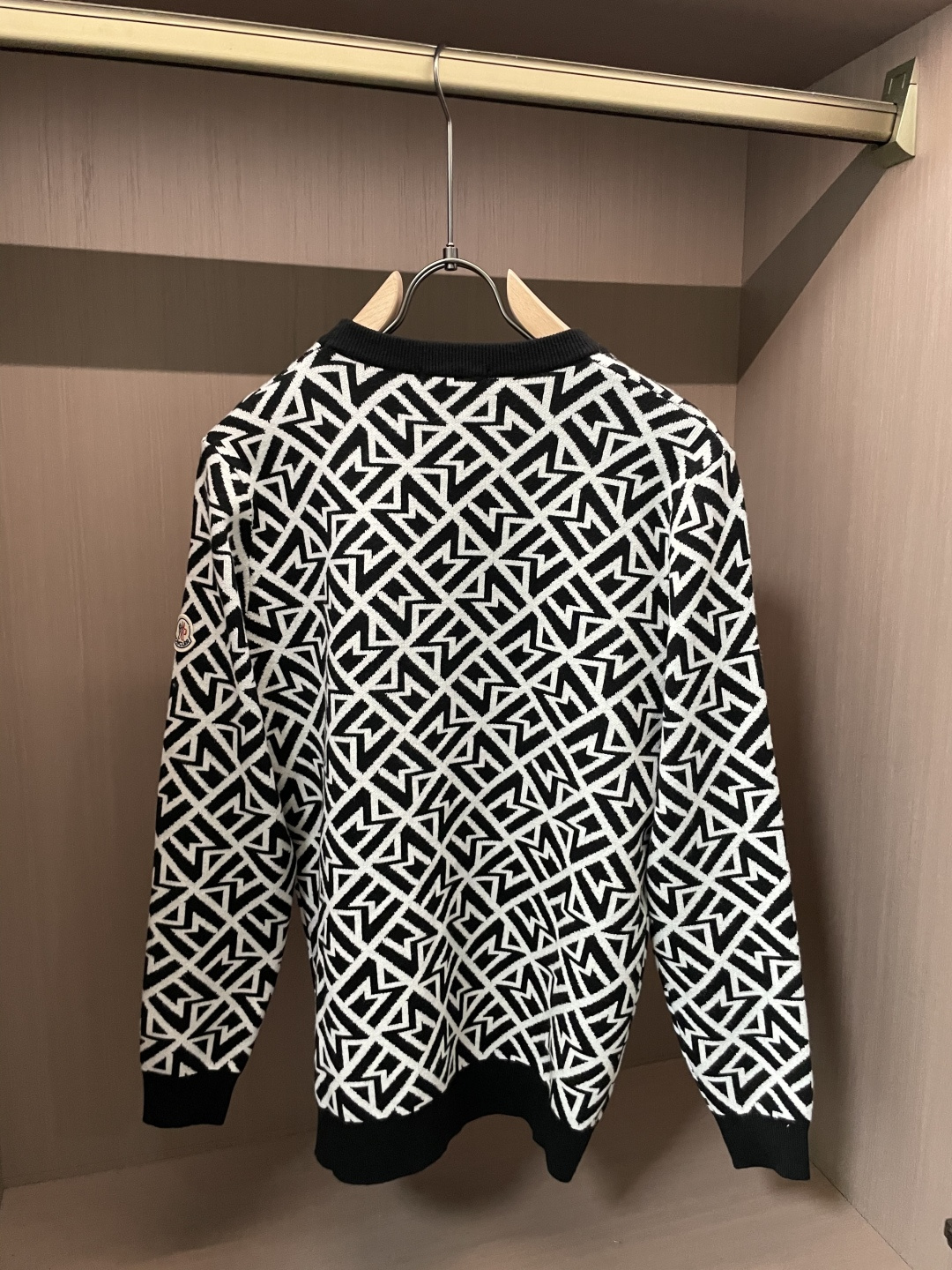 蒙口 重磅推荐！2025aw秋冬新款 专柜同步 时尚经典基础款针织衫 秋冬必备款 采用针织衫加厚毛衣，精