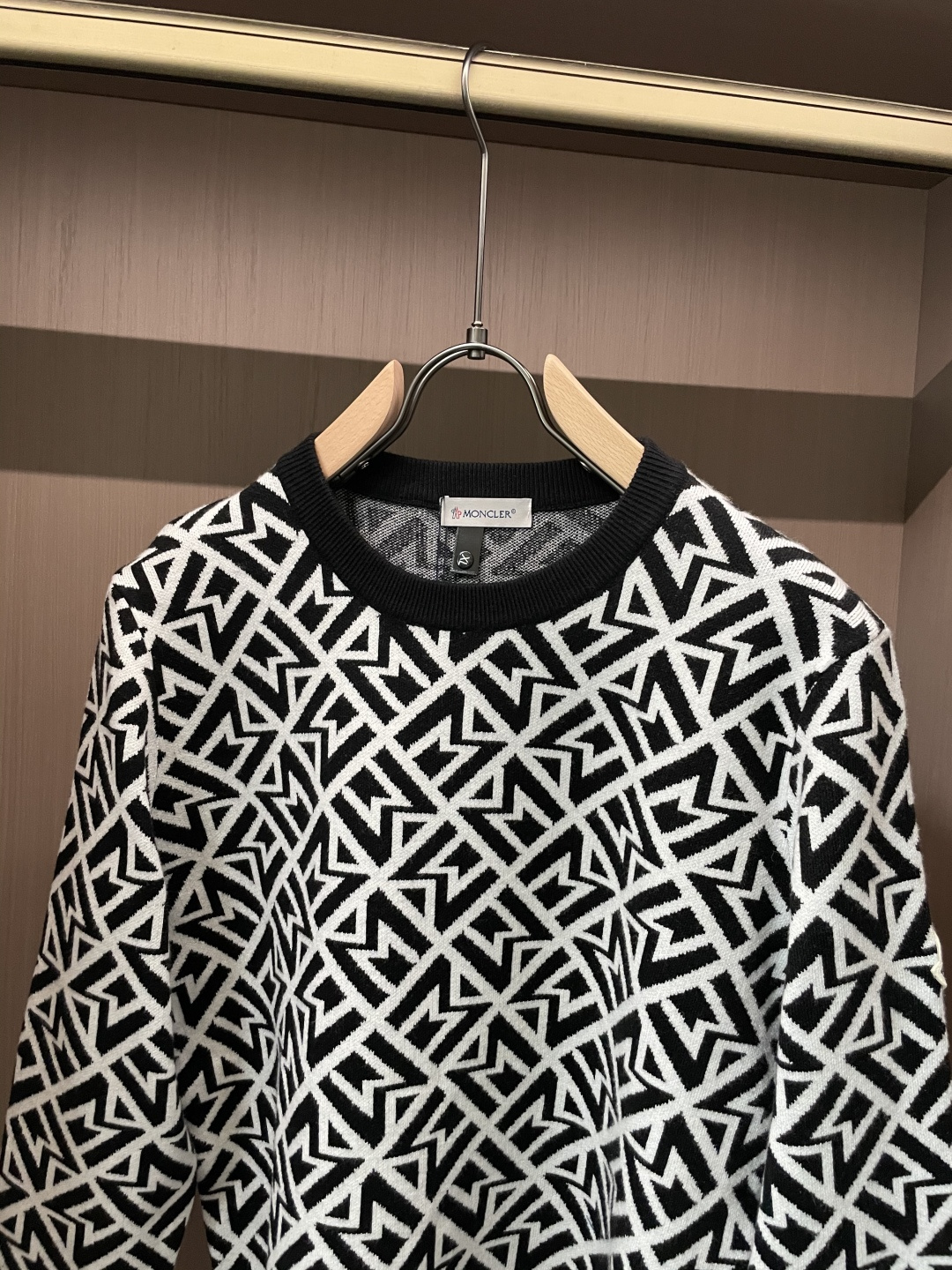 蒙口 重磅推荐！2025aw秋冬新款 专柜同步 时尚经典基础款针织衫 秋冬必备款 采用针织衫加厚毛衣，精