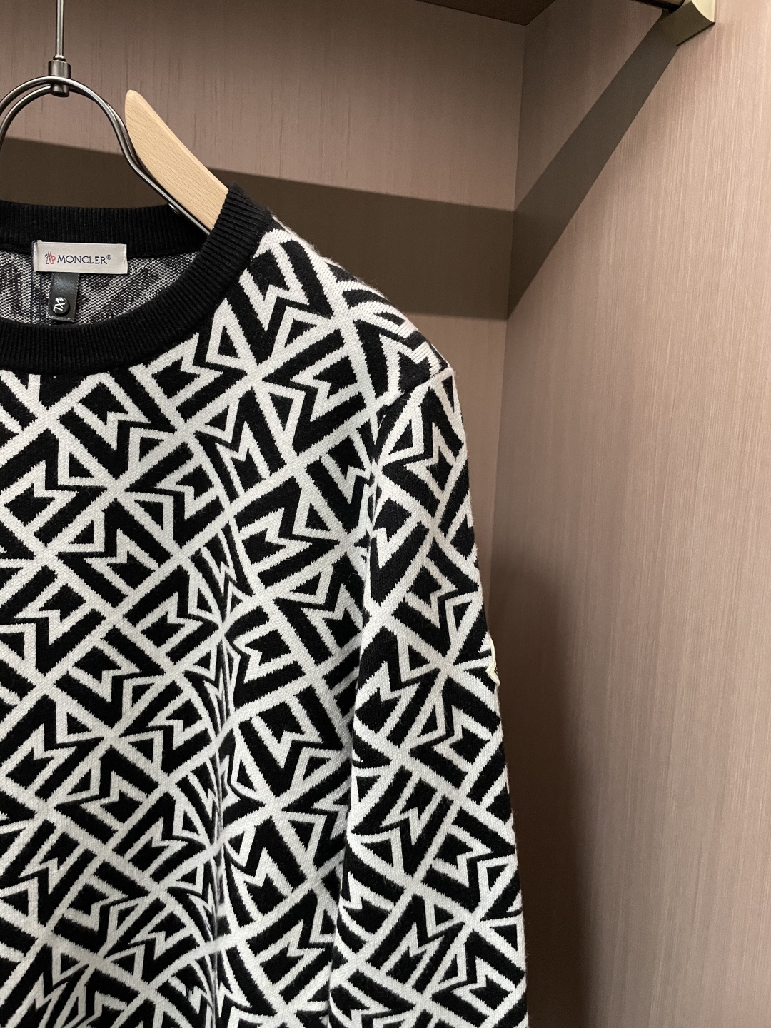 蒙口 重磅推荐！2025aw秋冬新款 专柜同步 时尚经典基础款针织衫 秋冬必备款 采用针织衫加厚毛衣，精