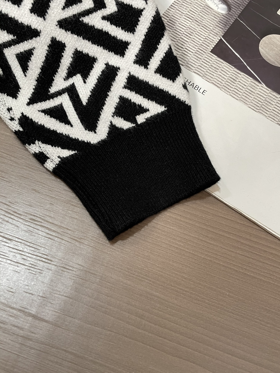 蒙口 重磅推荐！2025aw秋冬新款 专柜同步 时尚经典基础款针织衫 秋冬必备款 采用针织衫加厚毛衣，精