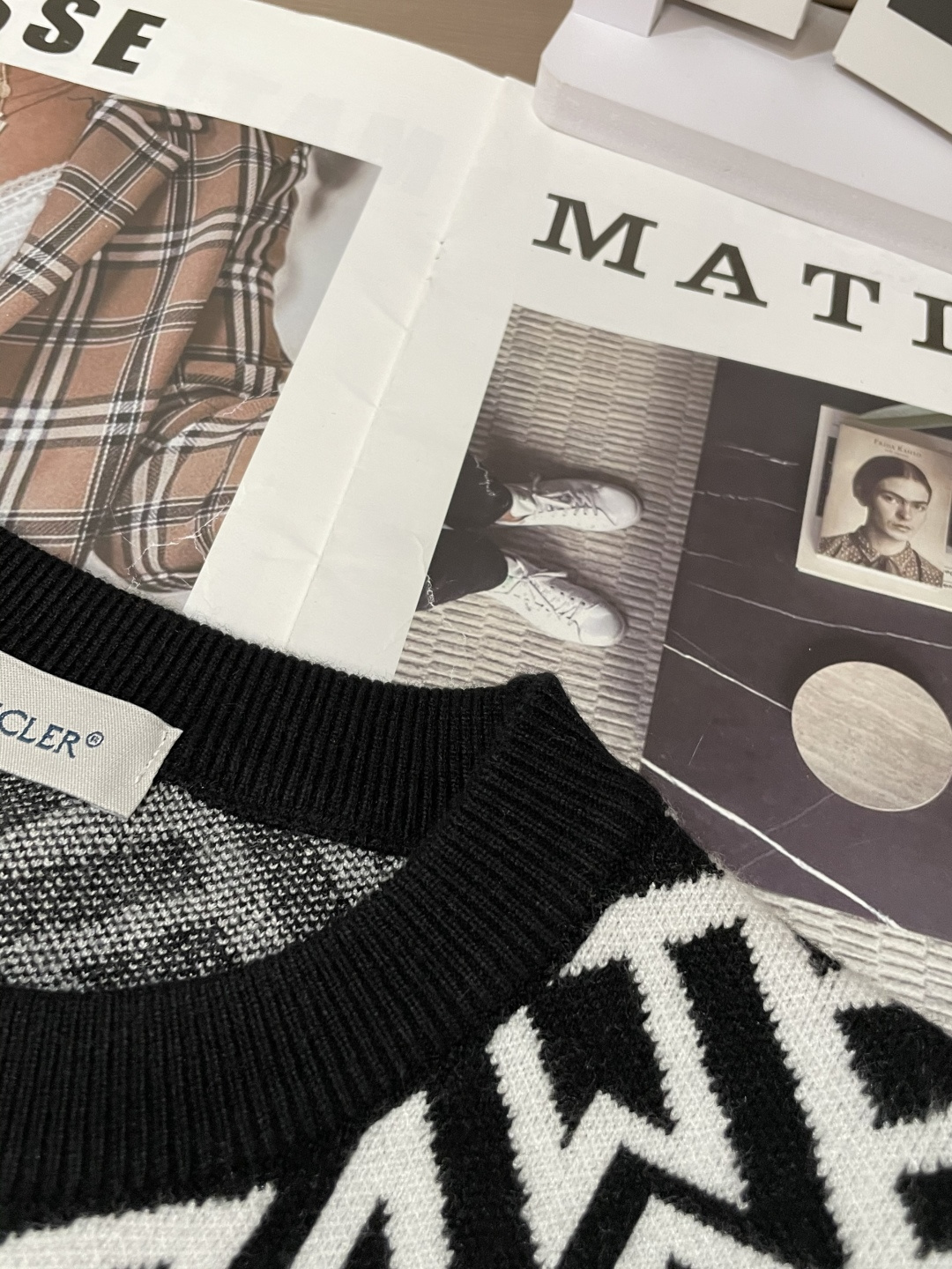 蒙口 重磅推荐！2025aw秋冬新款 专柜同步 时尚经典基础款针织衫 秋冬必备款 采用针织衫加厚毛衣，精