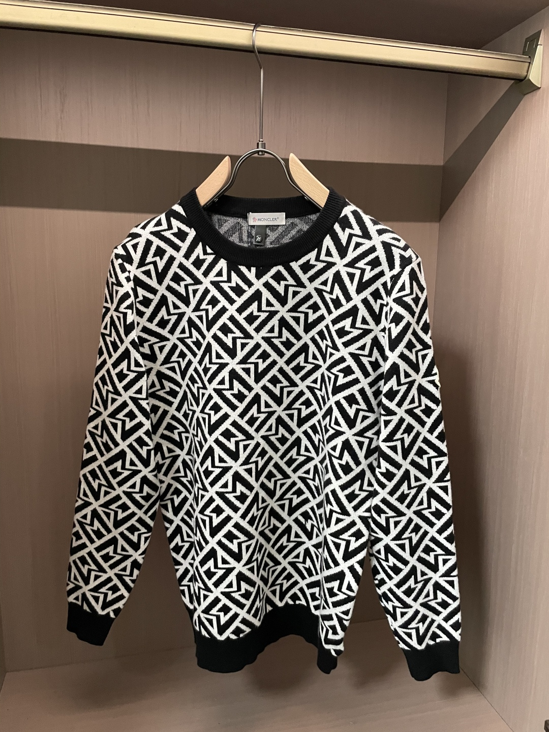 蒙口 重磅推荐！2025aw秋冬新款 专柜同步 时尚经典基础款针织衫 秋冬必备款 采用针织衫加厚毛衣，精