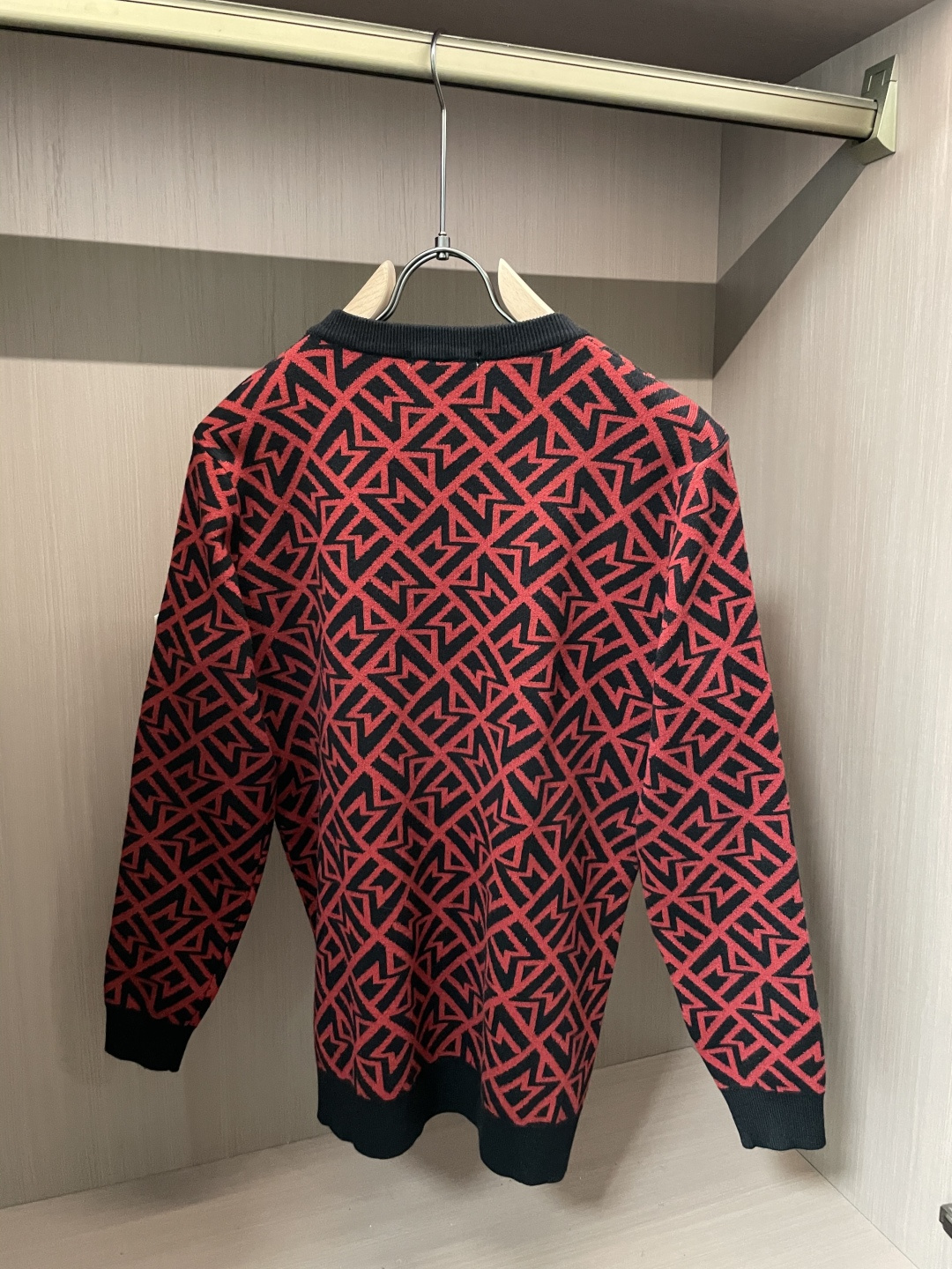 蒙口 重磅推荐！2025aw秋冬新款 专柜同步 时尚经典基础款针织衫 秋冬必备款 采用针织衫加厚毛衣，精