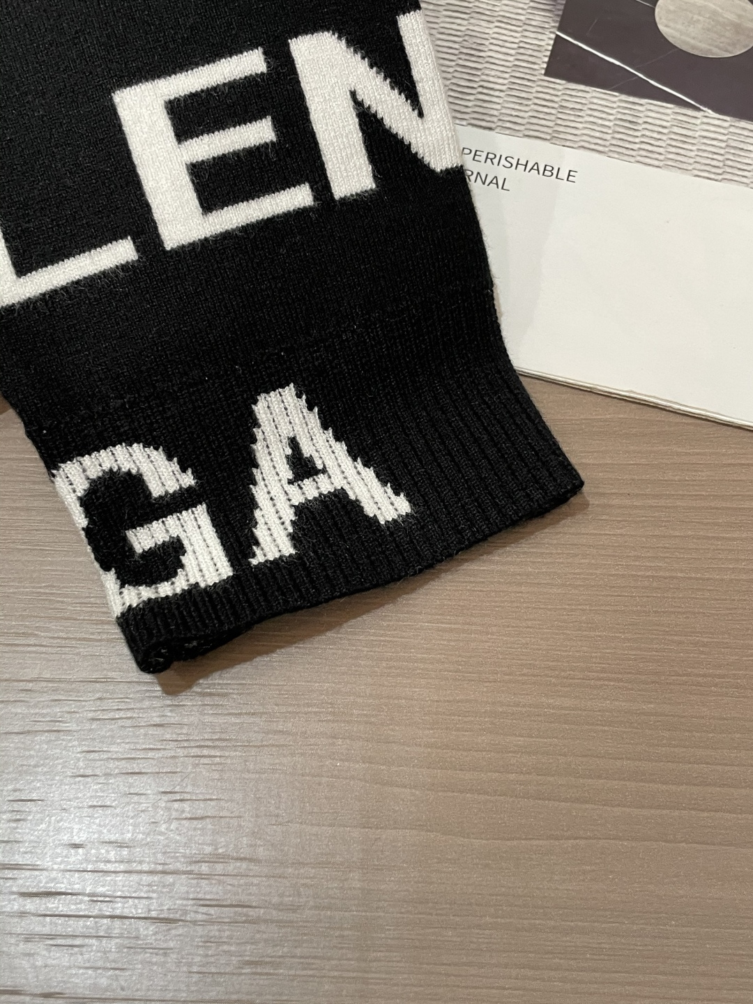 巴黎世家 重磅推荐！2025aw秋冬新款 专柜同步 时尚经典基础款针织衫 秋冬必备款 采用针织衫加厚毛衣