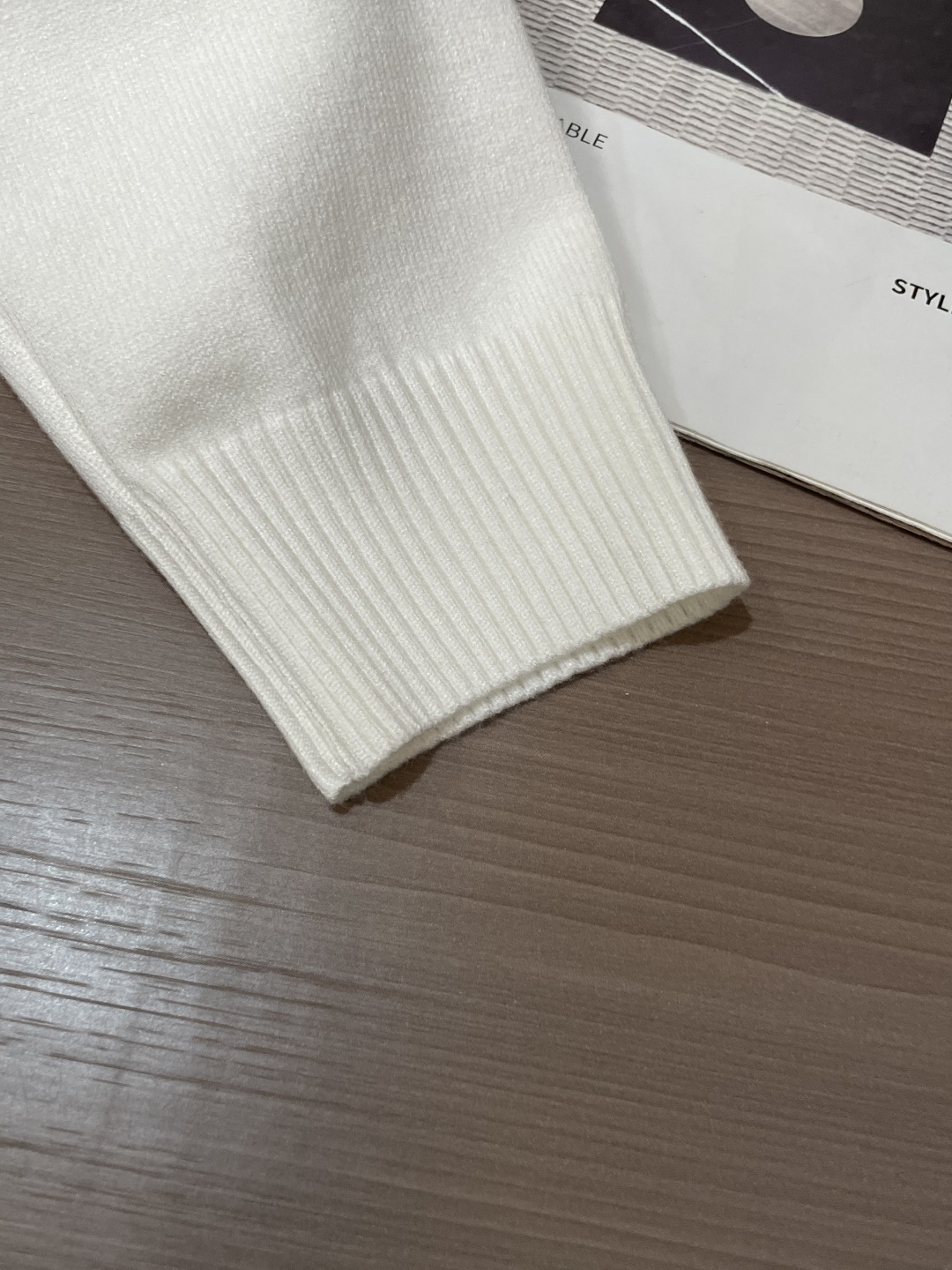 TB 重磅推荐！2025aw秋冬新款 专柜同步 时尚经典基础款针织衫 秋冬必备款 采用针织衫加厚毛衣，精